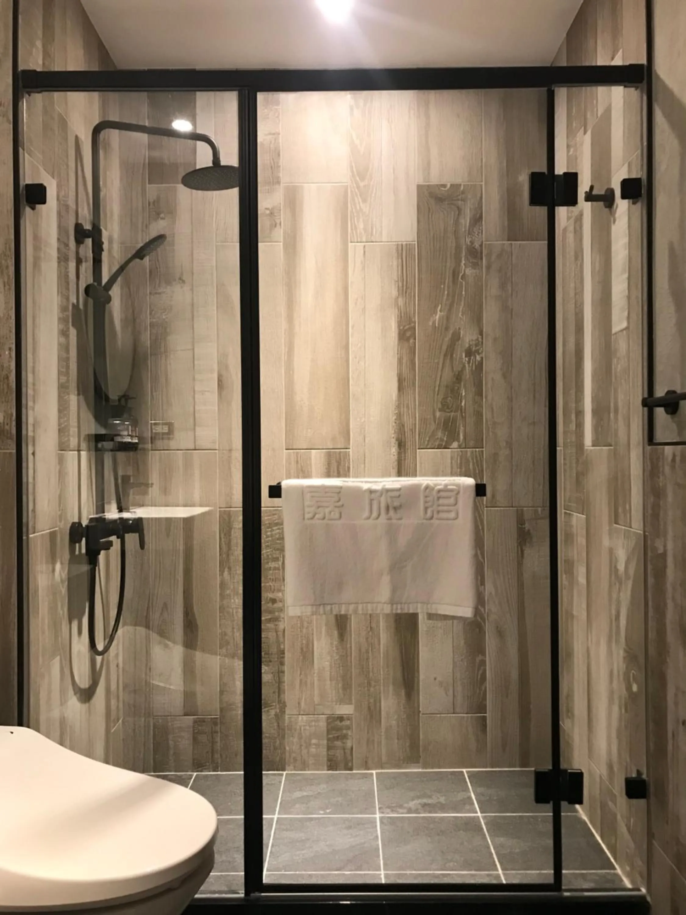 Shower in The Retro Tai-Pan