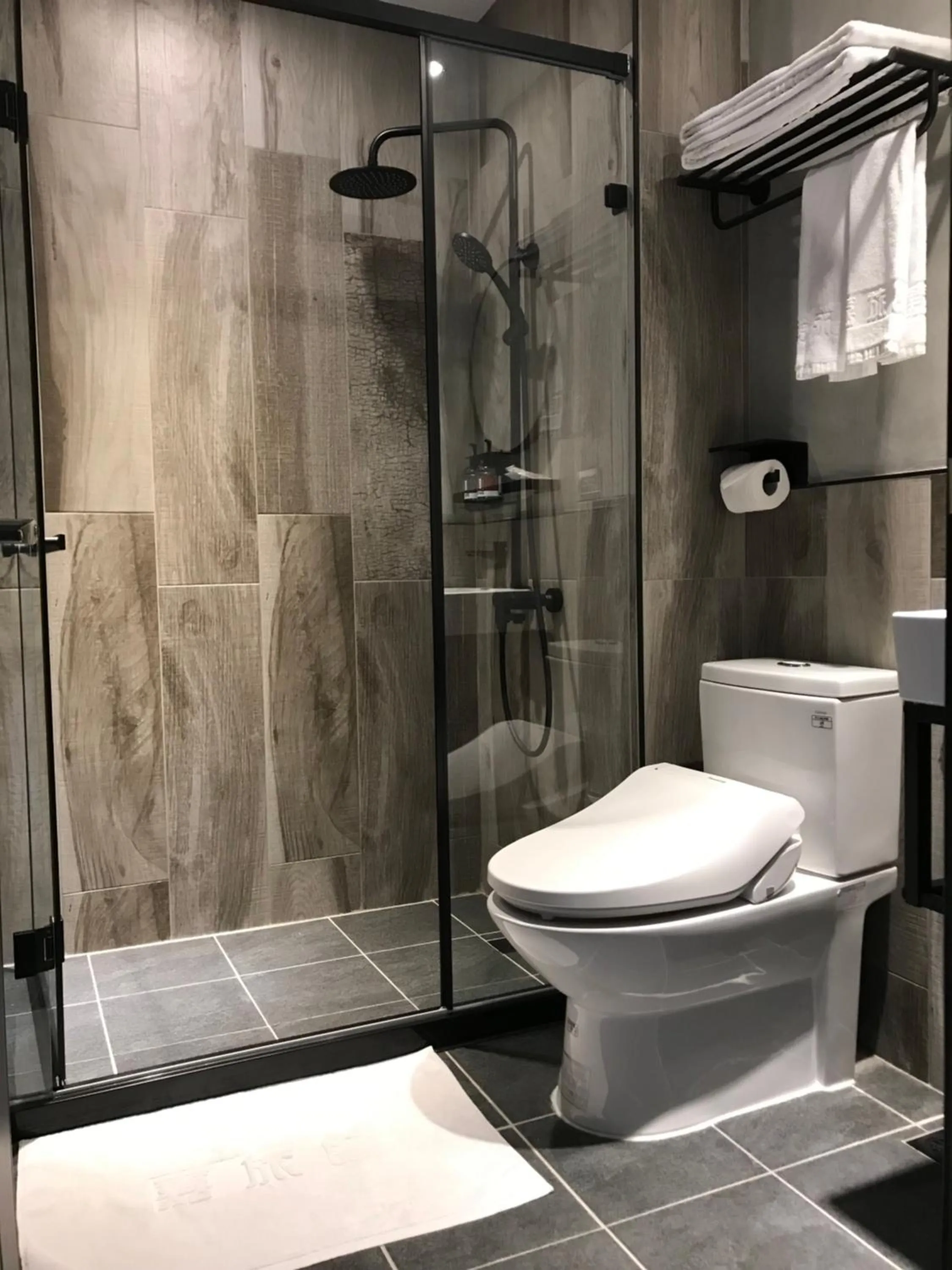 Bathroom in The Retro Tai-Pan