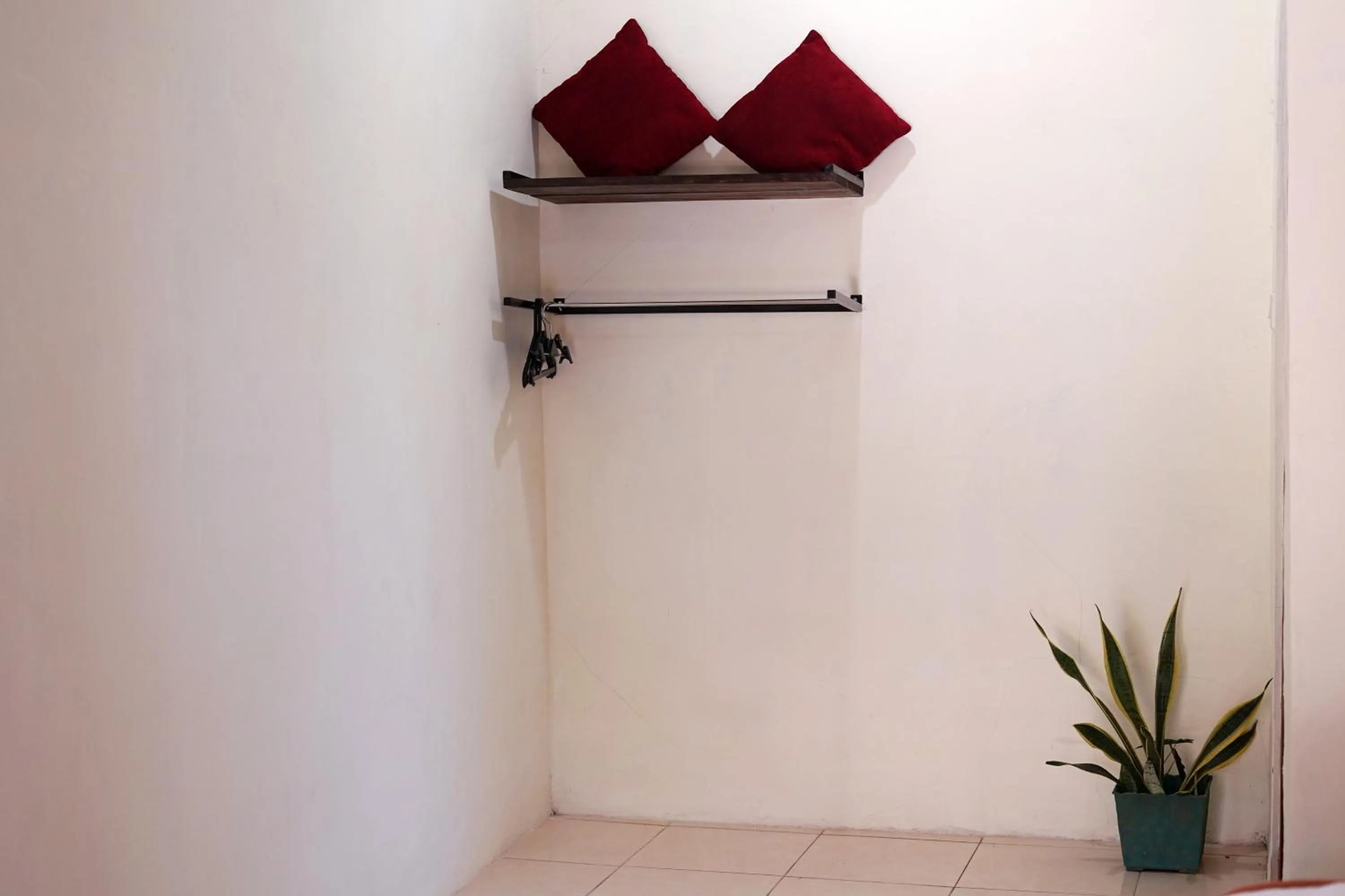 wardrobe in Penginapan Homestay Mudiyono Syari'ah