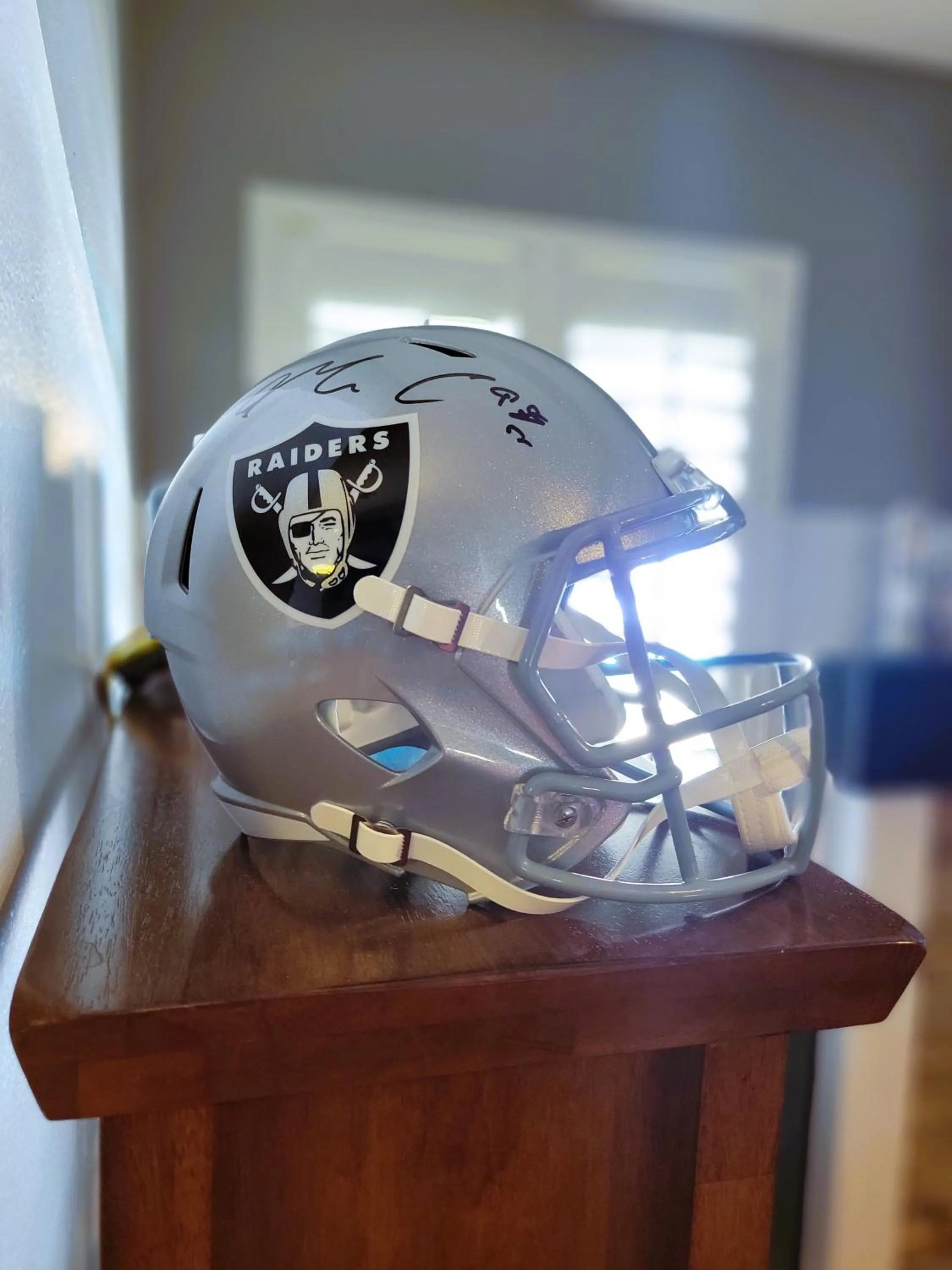 Living room in Sports Themed--Automated King Bed--Family Friendly--5 miles to Strip