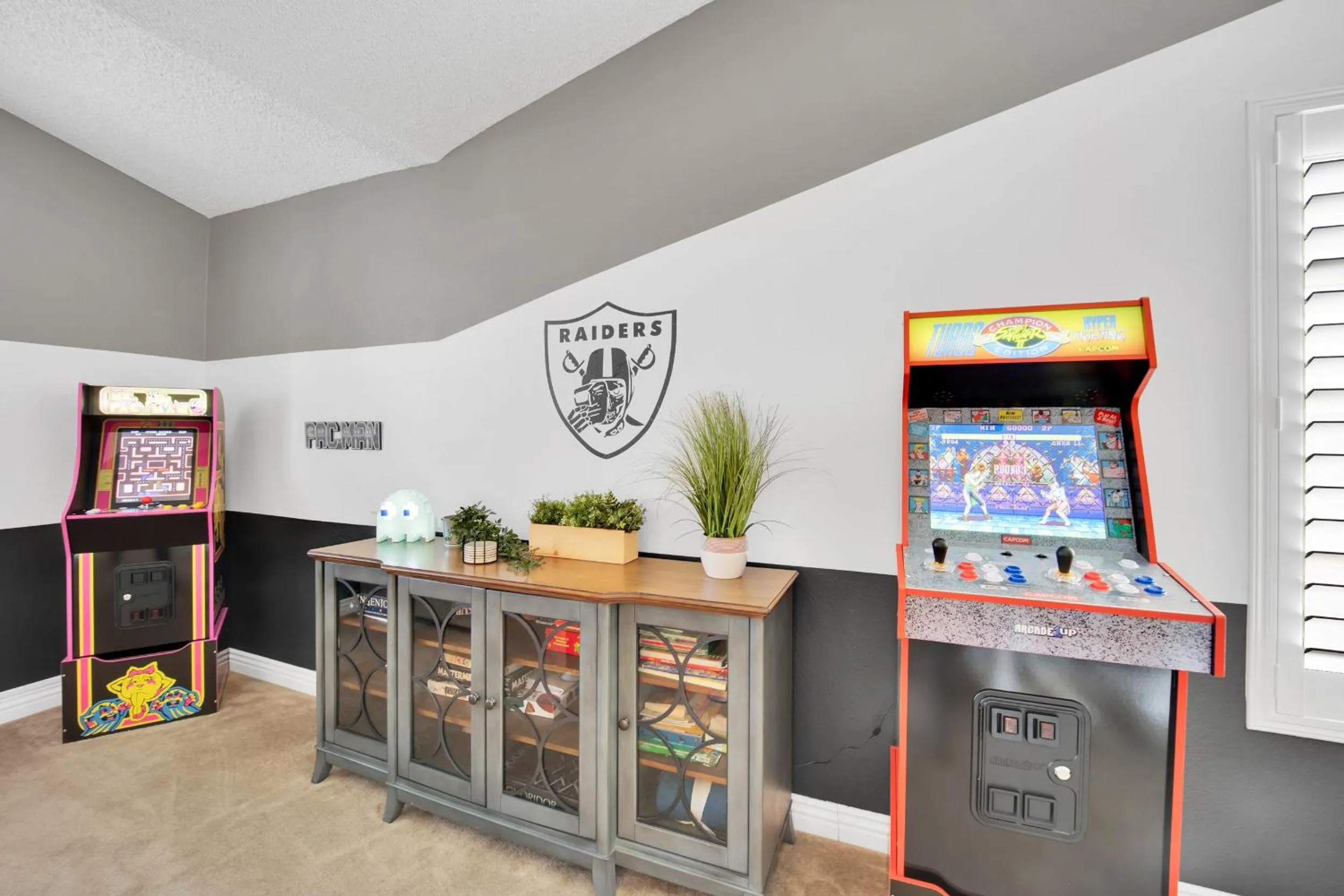 Game Room in Sports Themed--Automated King Bed--Family Friendly--5 miles to Strip