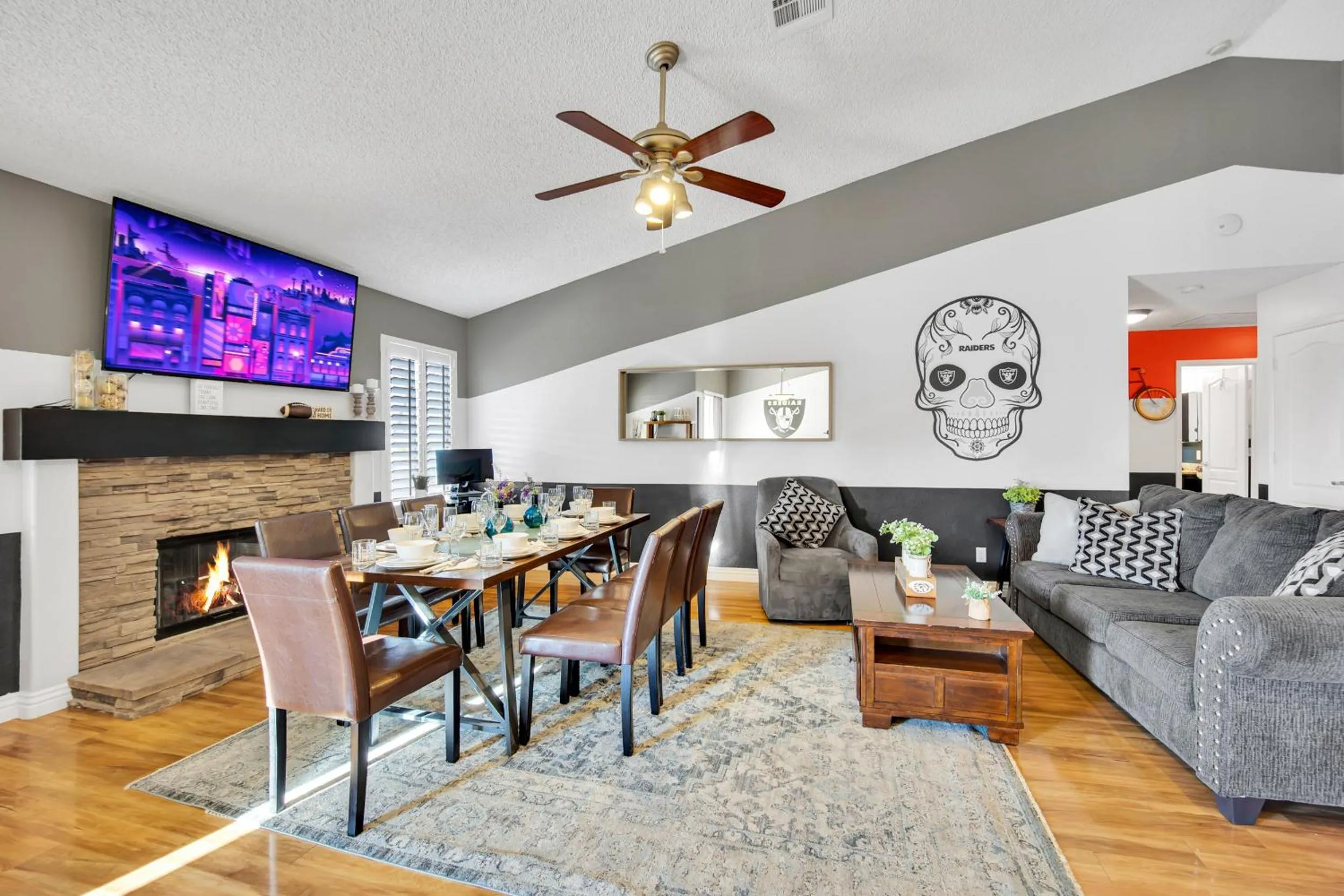 Communal lounge/ TV room in Sports Themed--Automated King Bed--Family Friendly--5 miles to Strip