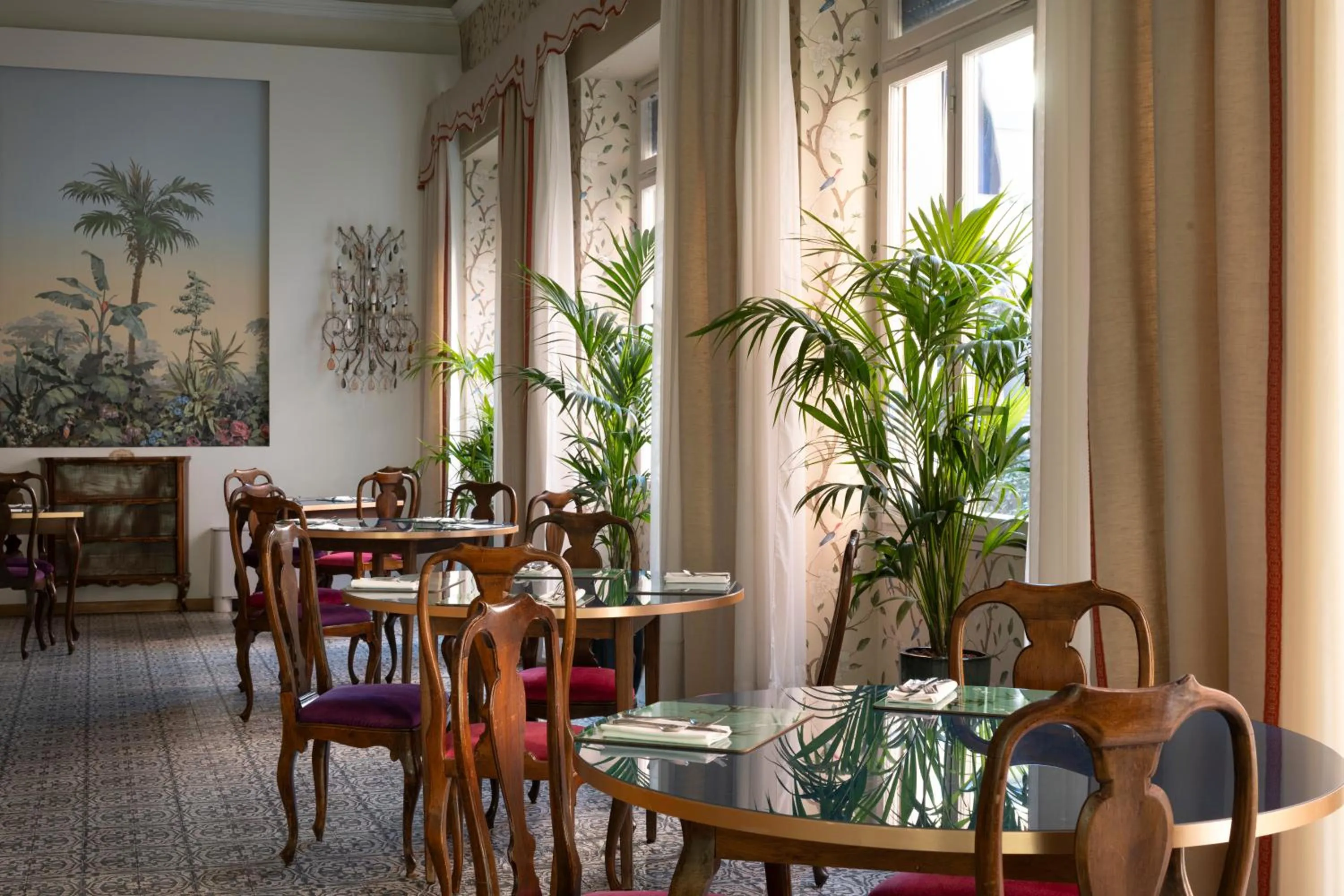 Restaurant/places to eat in Palace Hotel