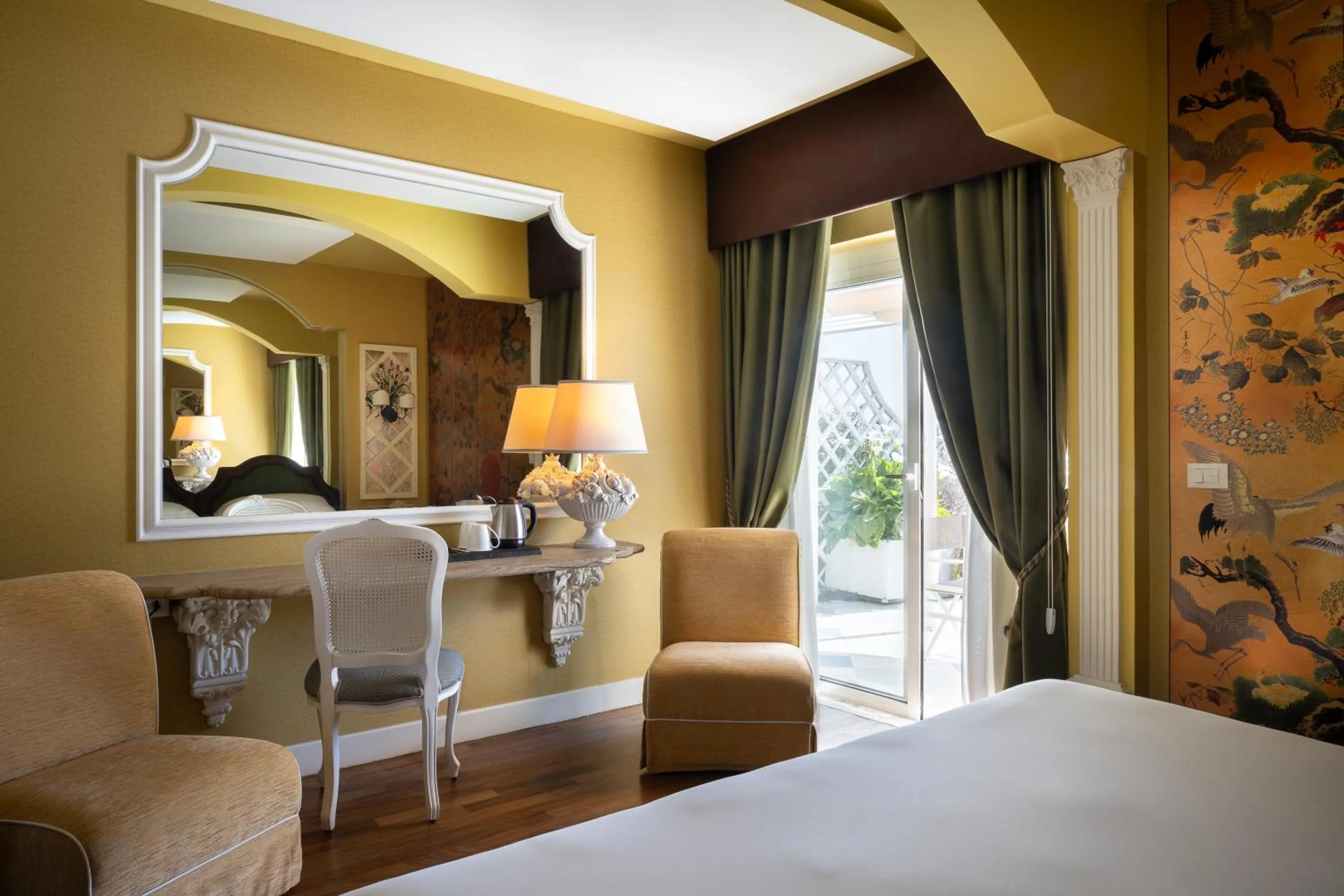 Balcony/Terrace, Bed in Palace Hotel