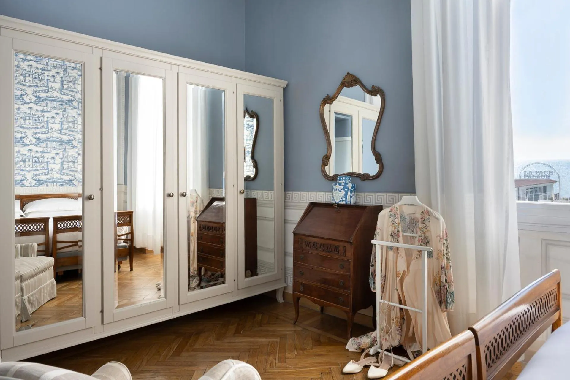 Photo of the whole room, Bed in Palace Hotel