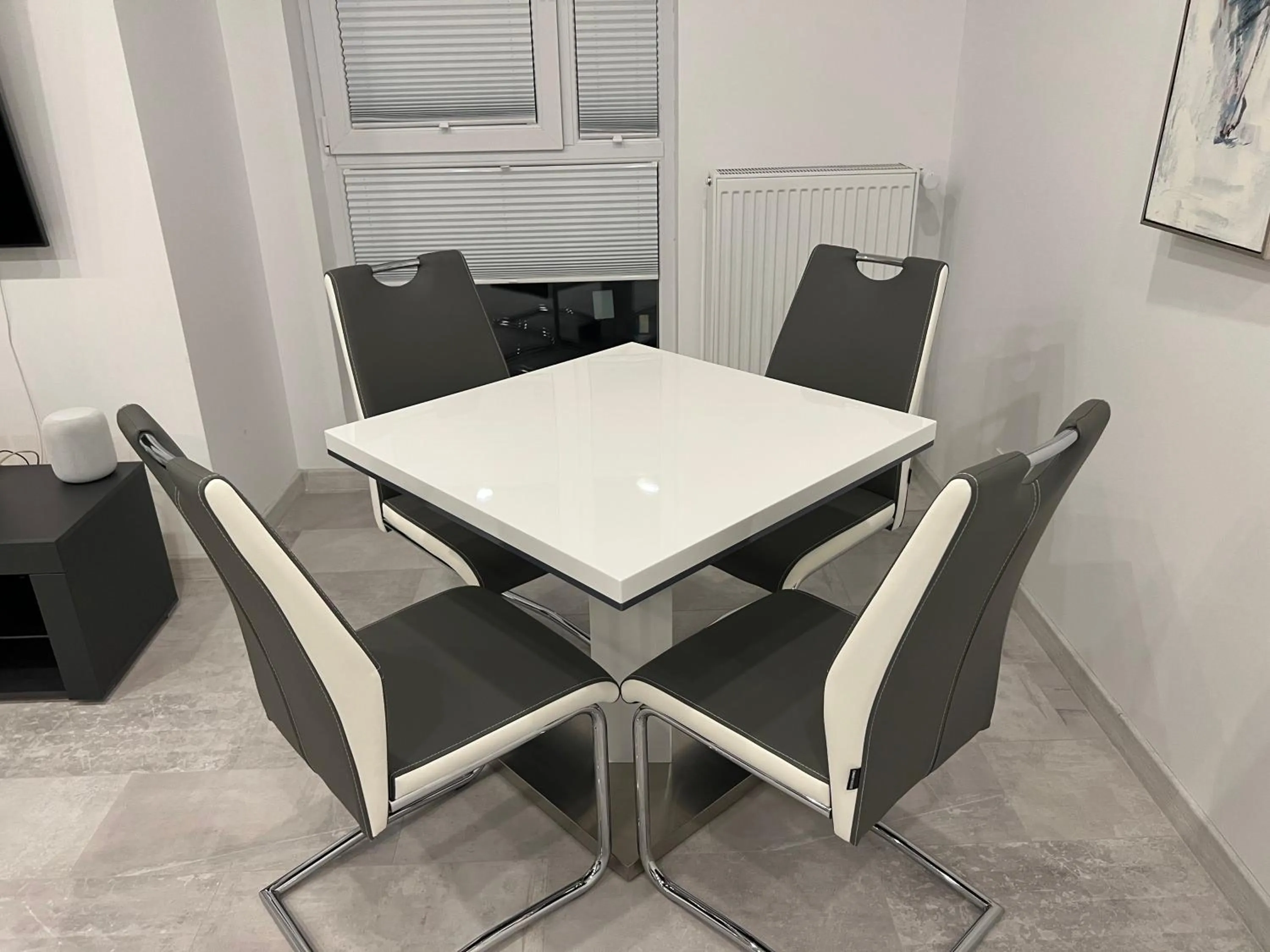 Dining area in Stunning 2-Room Penthouse with Lakeview W11