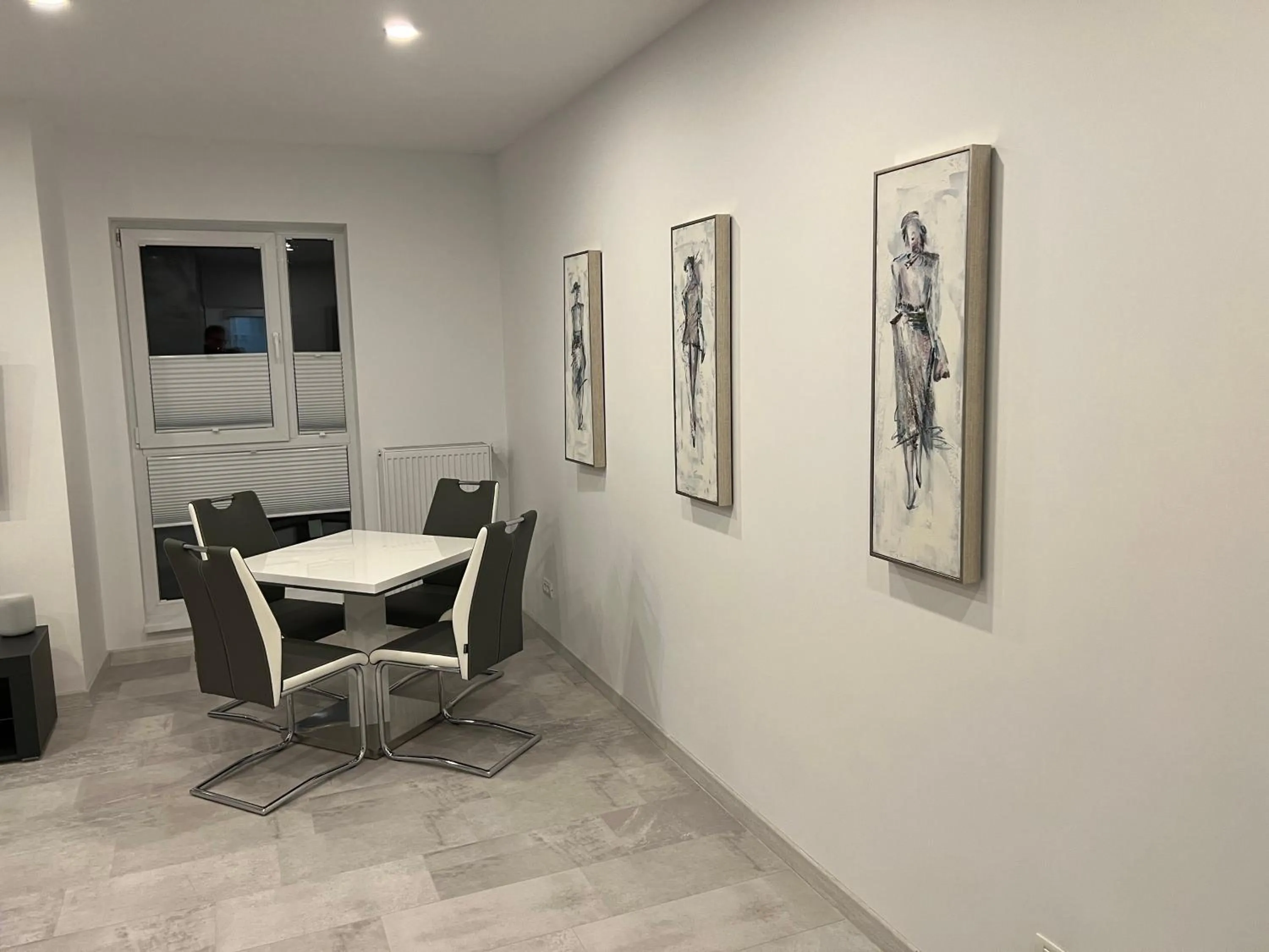 Dining area in Stunning 2-Room Penthouse with Lakeview W11