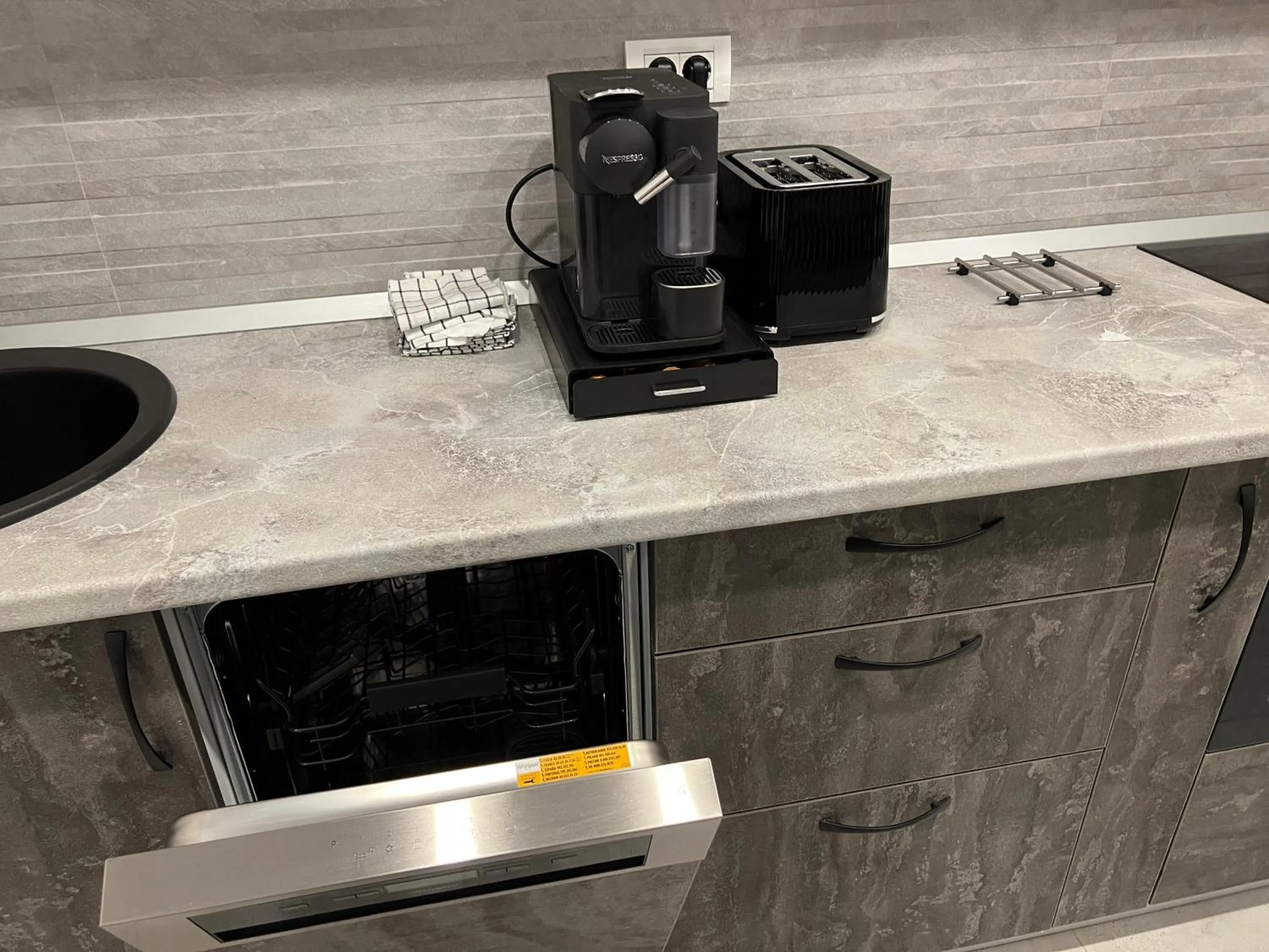 dishwasher in Stunning 2-Room Penthouse with Lakeview W11