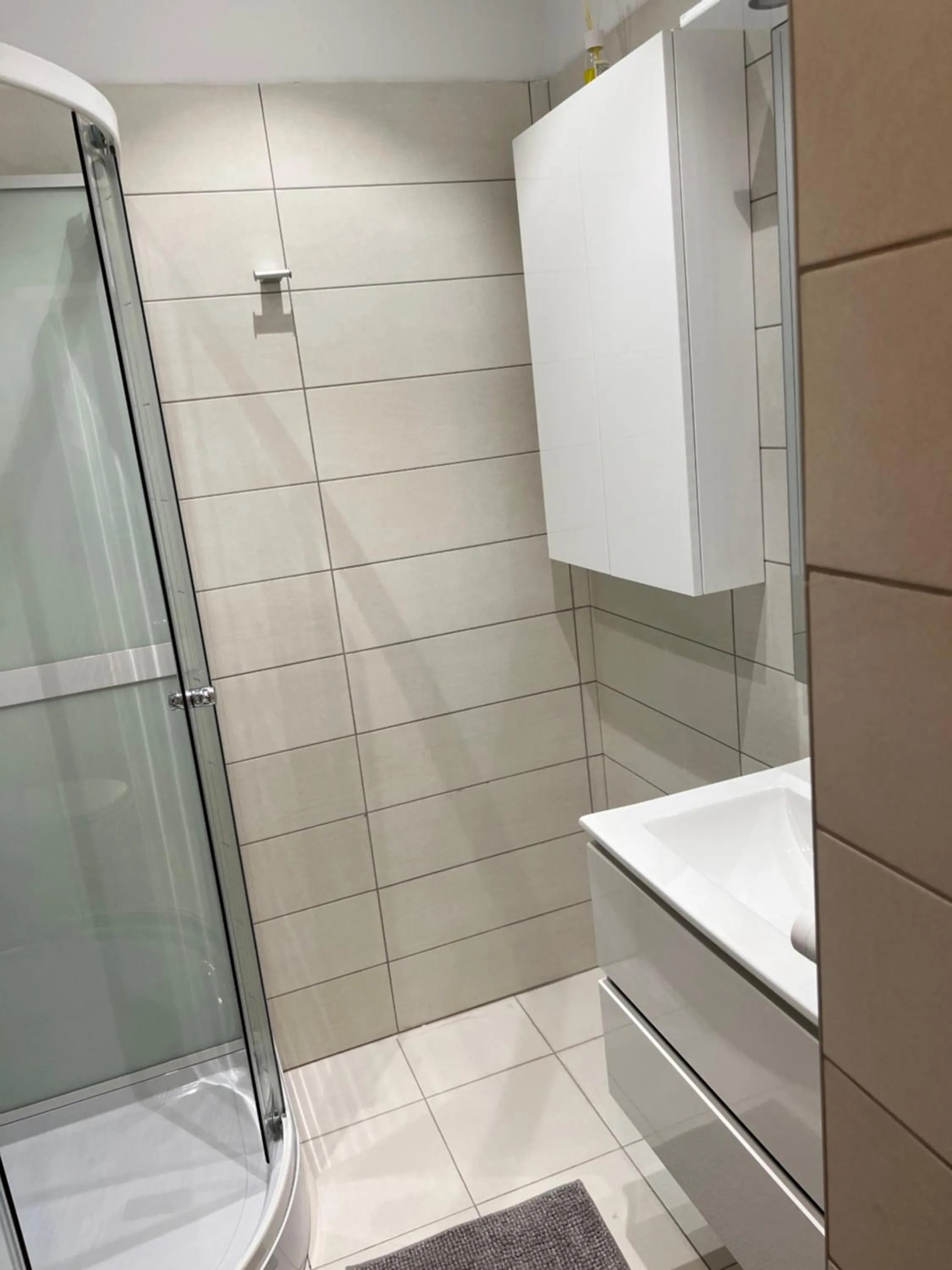 Bathroom in Stunning 2-Room Penthouse with Lakeview W11