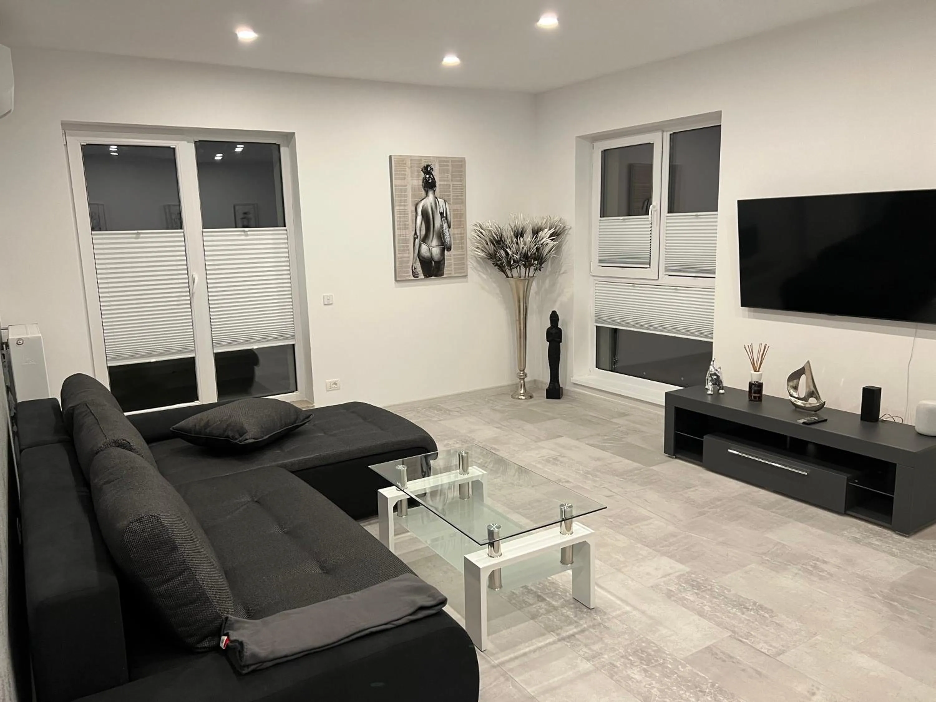 Living room in Stunning 2-Room Penthouse with Lakeview W11