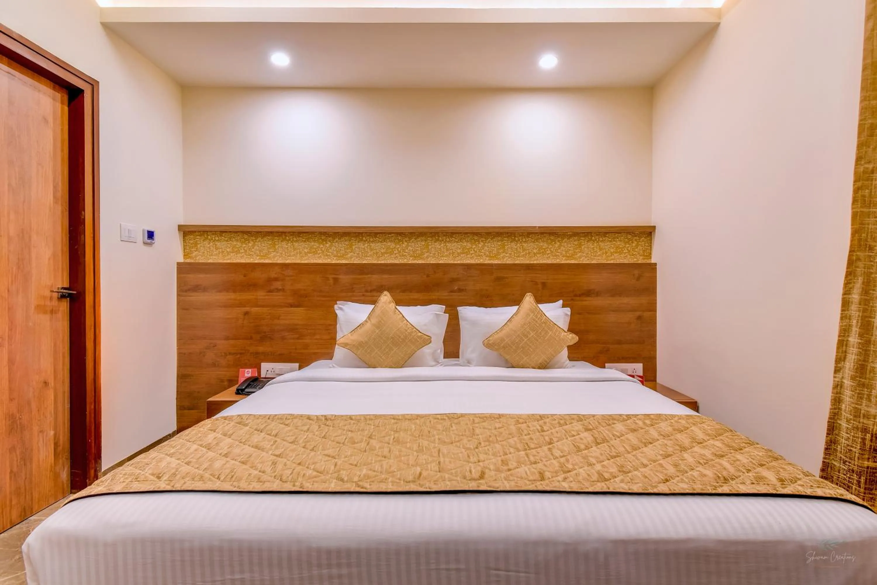 Bed in Zip By Spree Hotels Brookefield