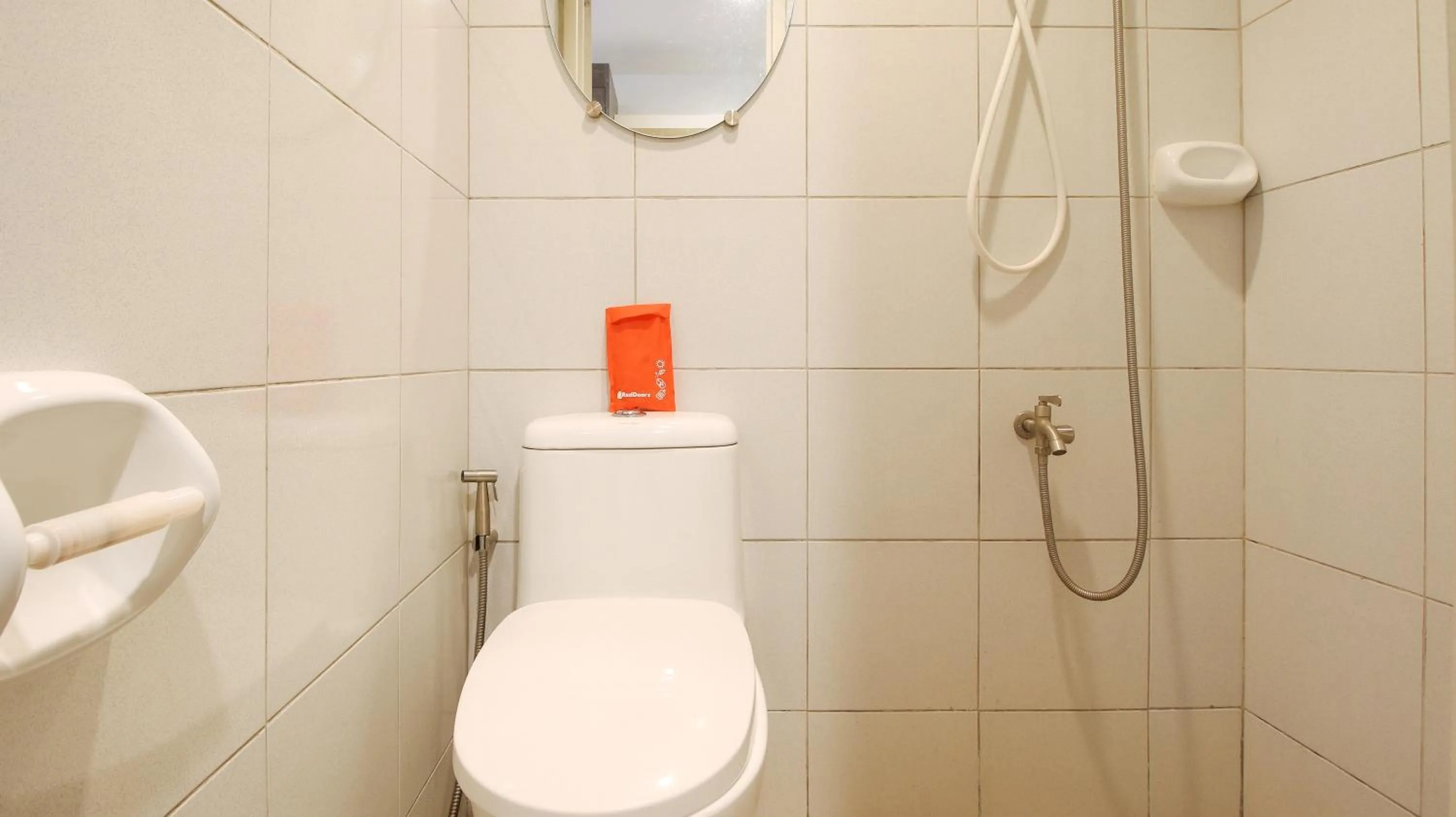 Shower in RedDoorz @ Malibu Room BF International Las Pinas