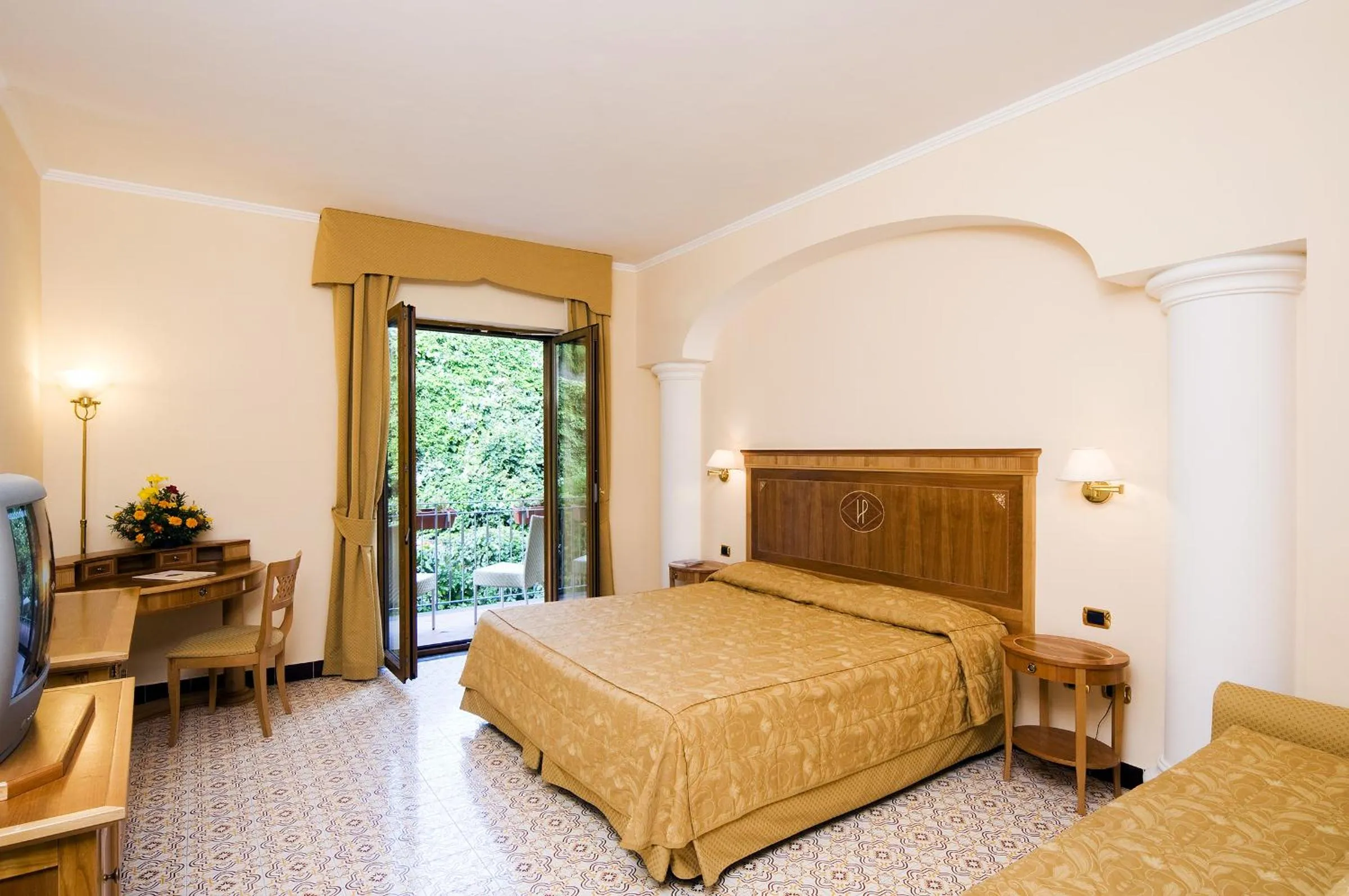 Bedroom, Bed in Grand Hotel President