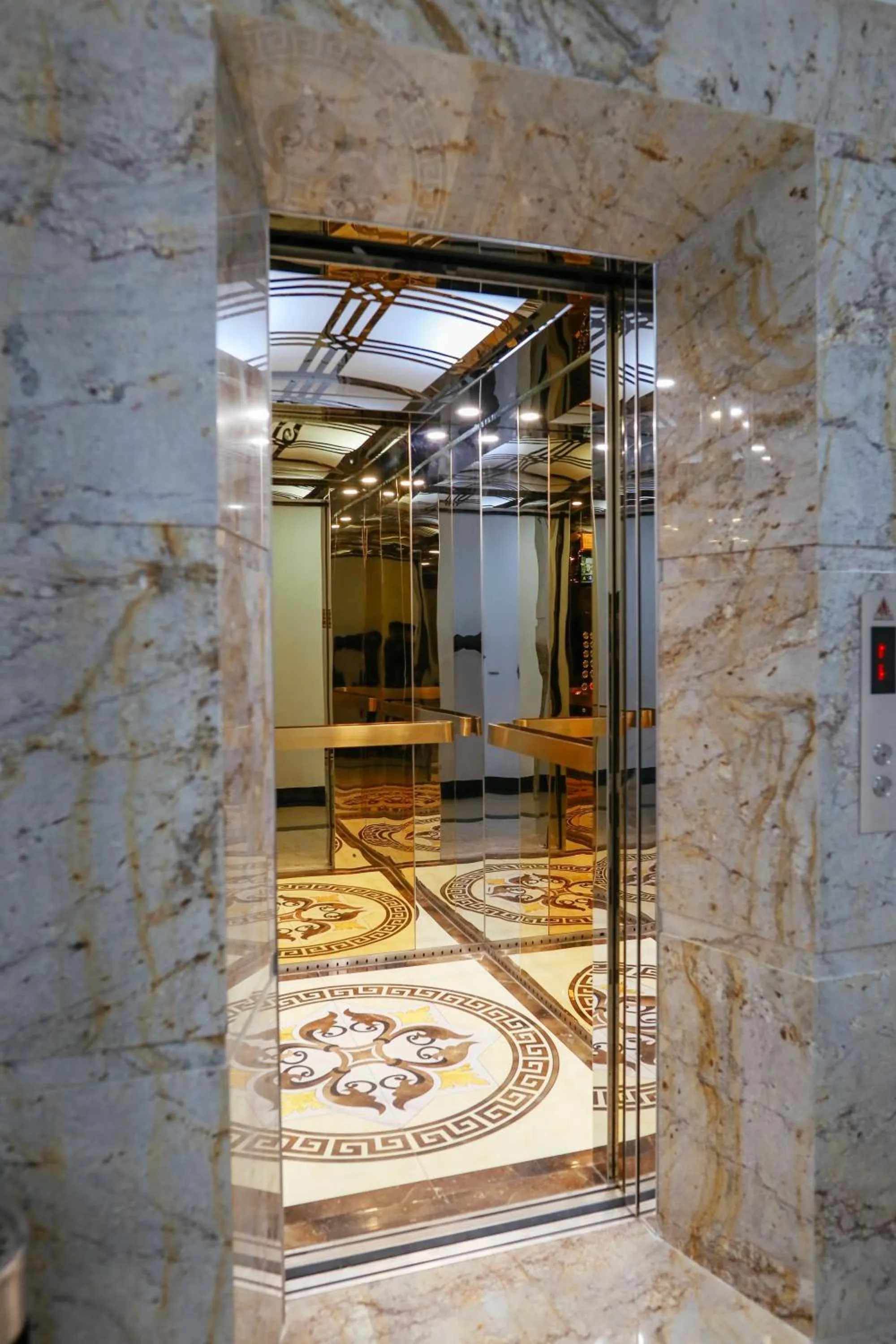 elevator in Nature Hotel Da Lat - Le Dai Hanh