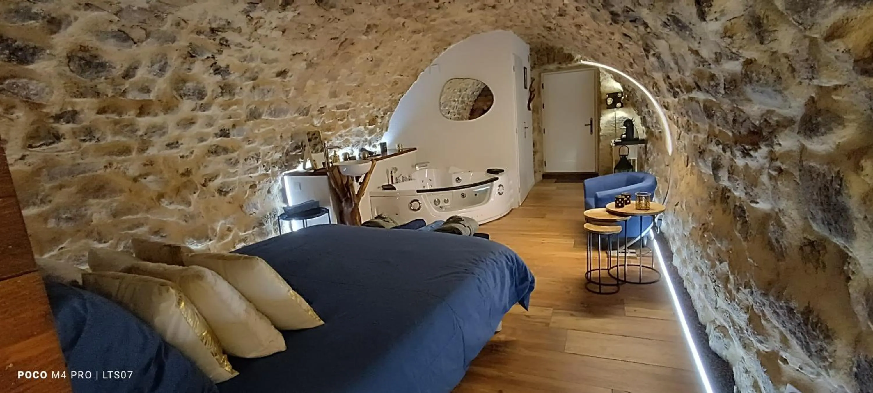 Photo of the whole room in Le Temps Suspendu