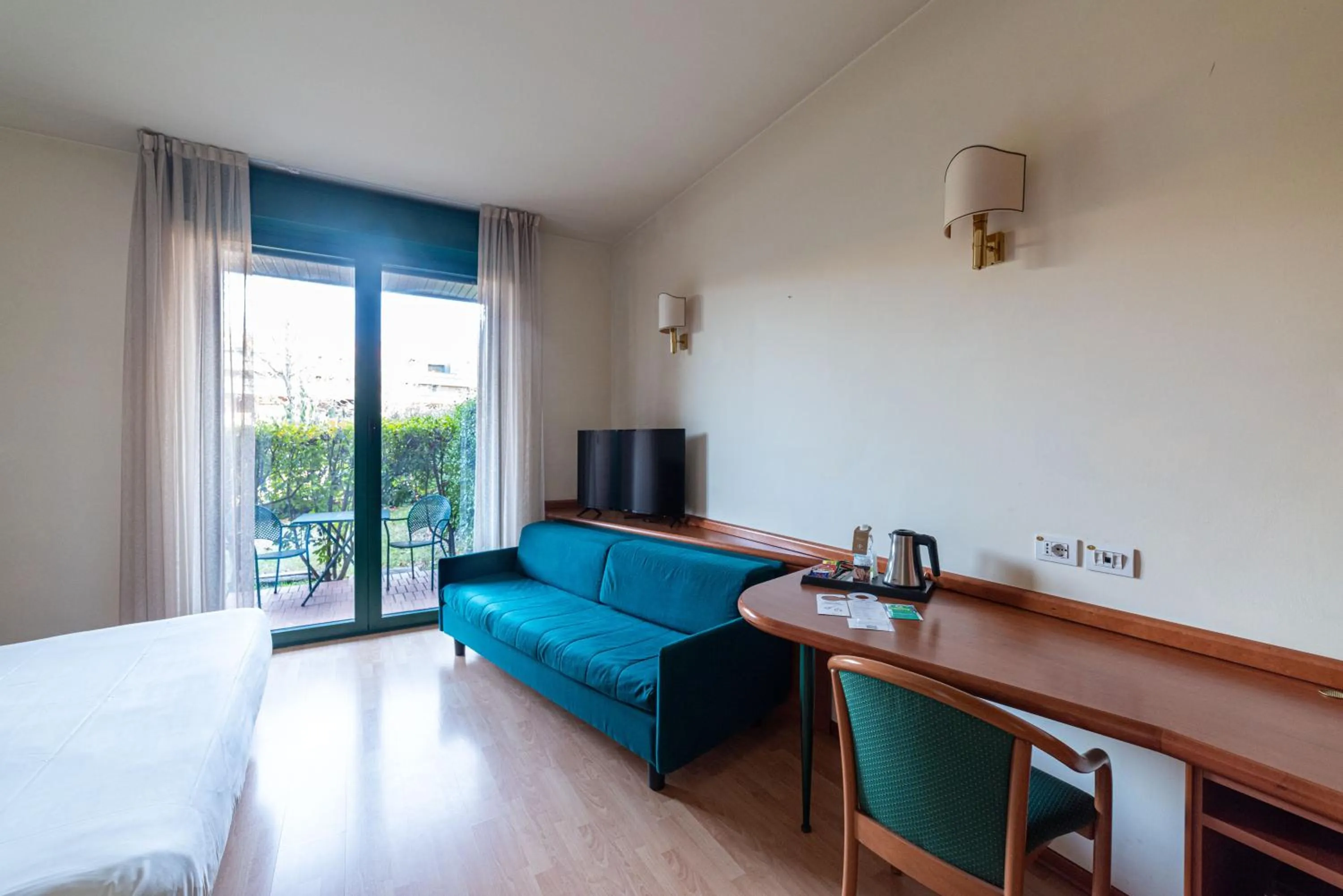 Living room, Bed in Phi Hotel Emilia