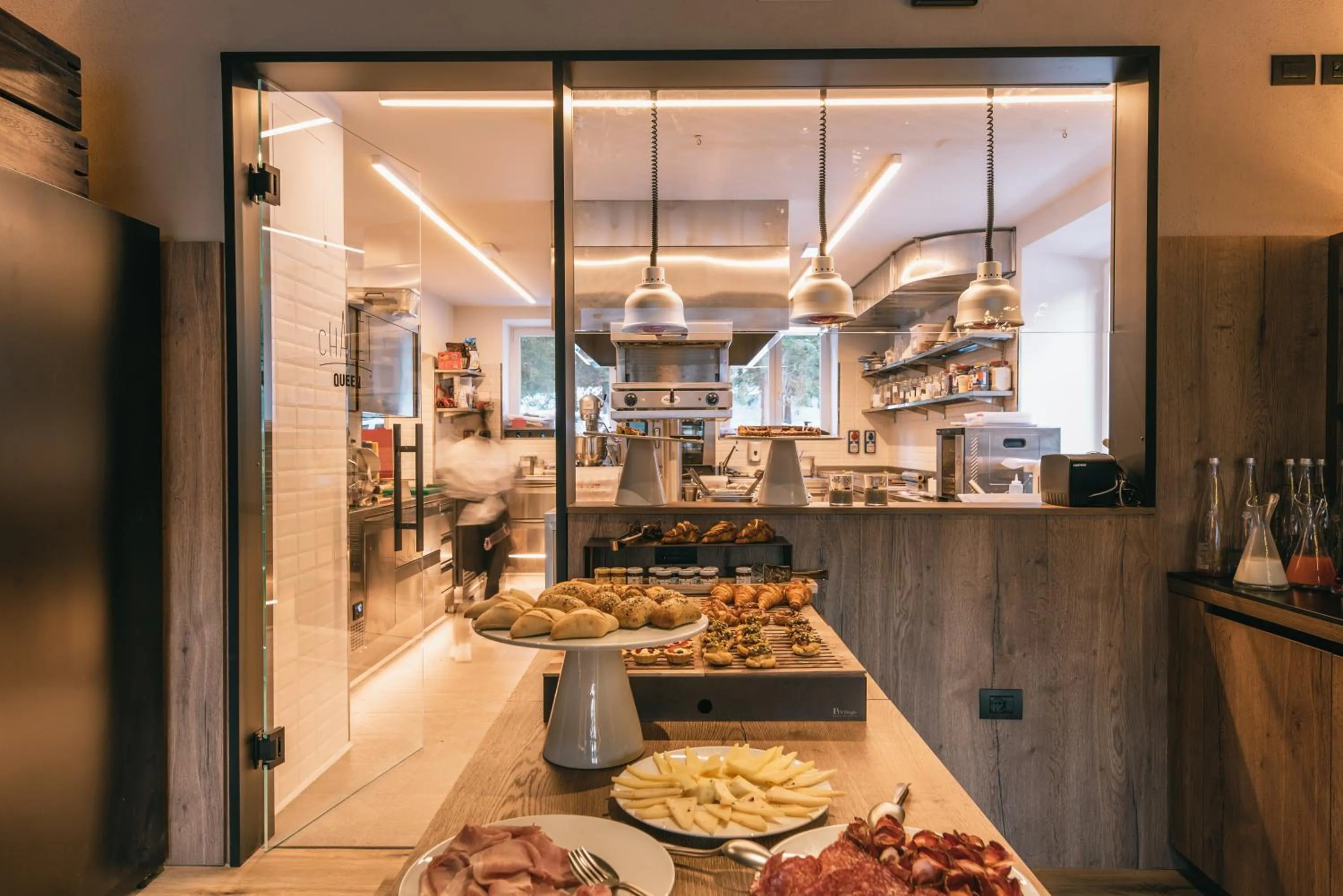 Restaurant/places to eat in Chalet Queen