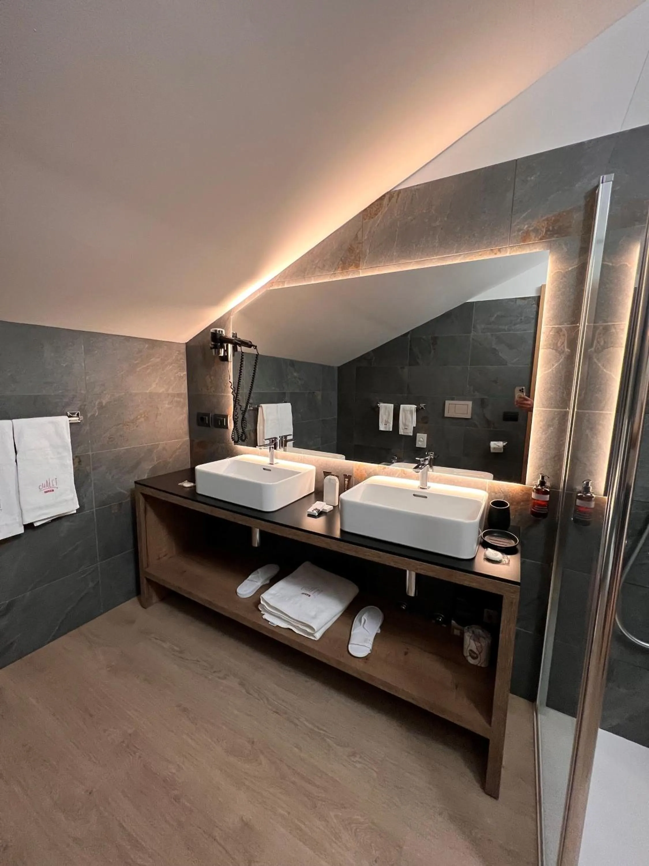 Photo of the whole room in Chalet Queen