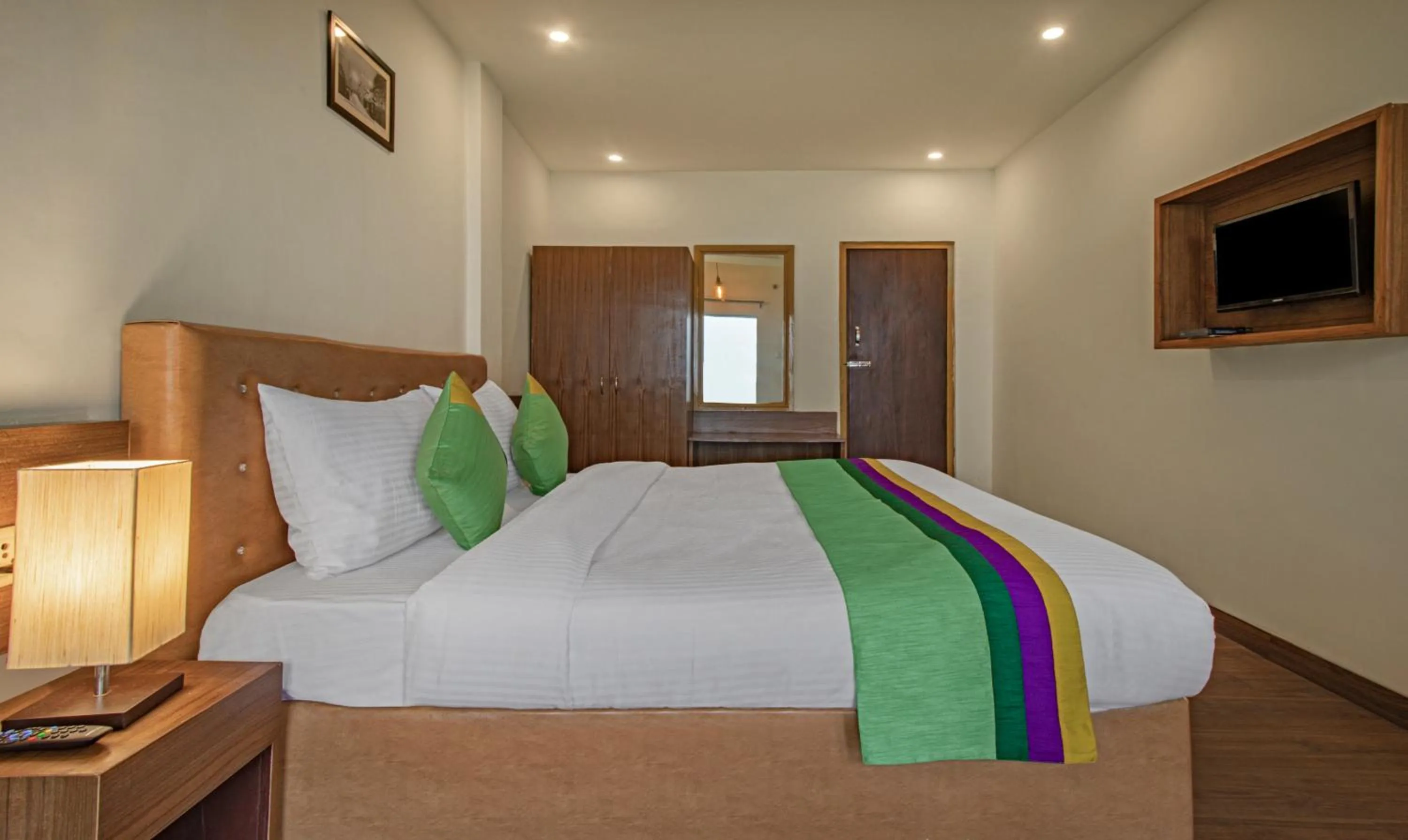 TV and multimedia, Bed in Treebo Raj Mall Road