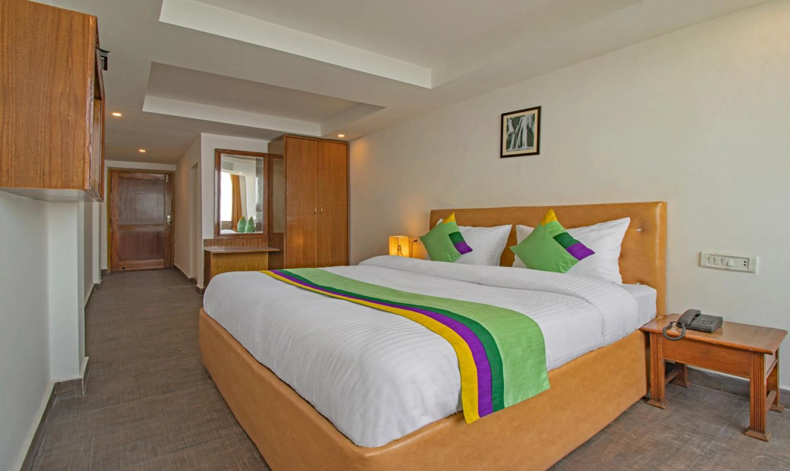 Bedroom, Bed in Treebo Raj Mall Road