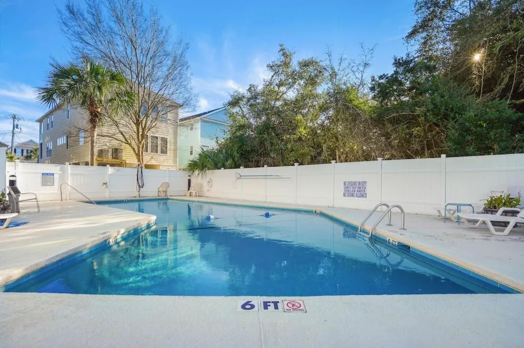 Swimming pool in Beautiful Blue Ocean Condo