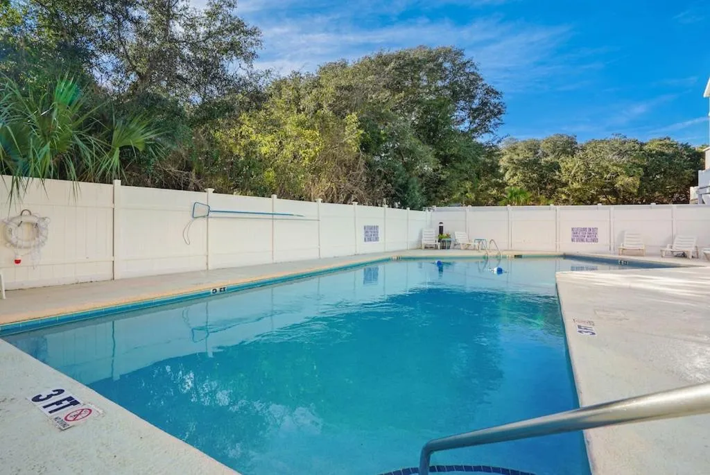 Swimming pool in Beautiful Blue Ocean Condo