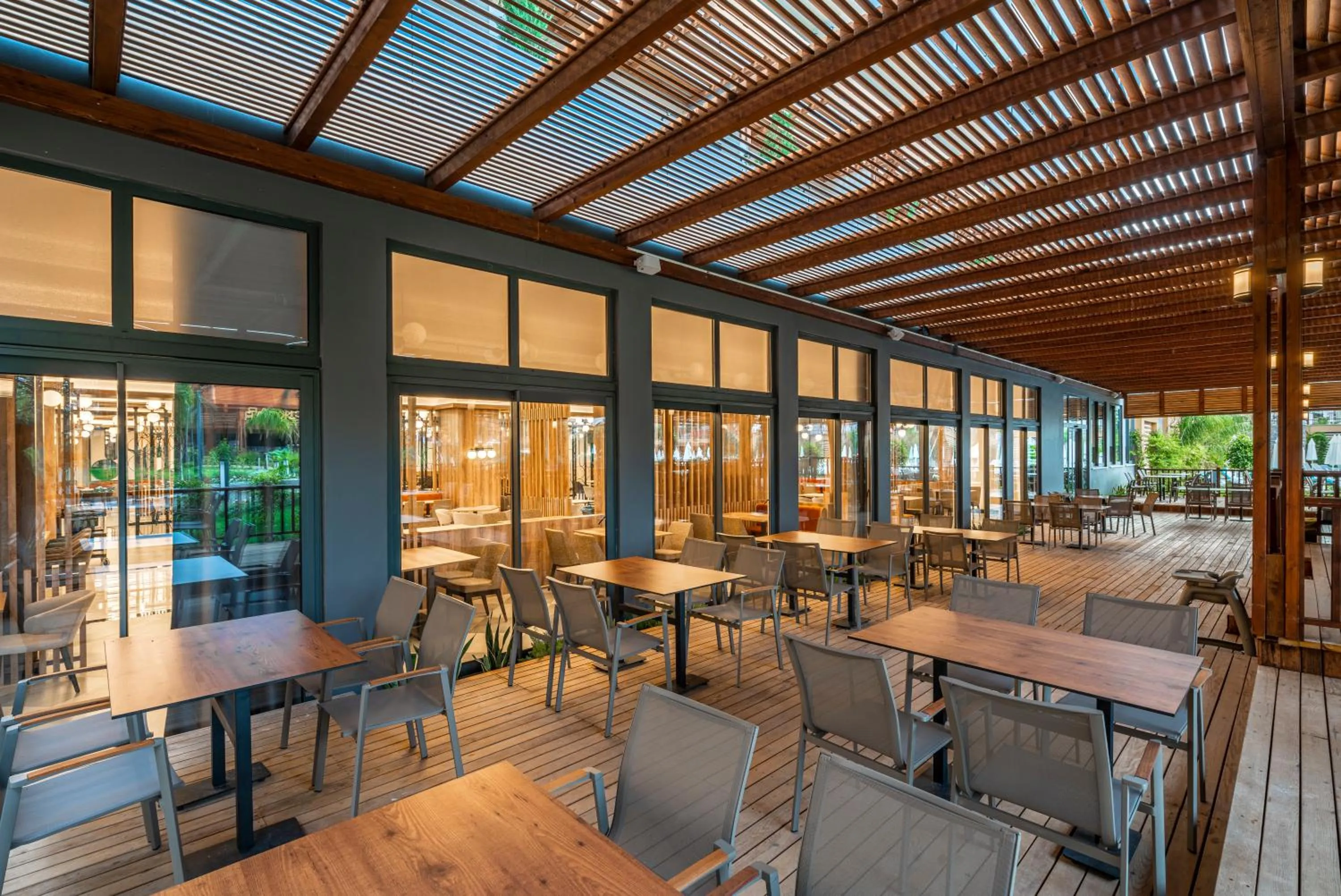 Restaurant/places to eat in Arnor De Luxe Hotel & Spa