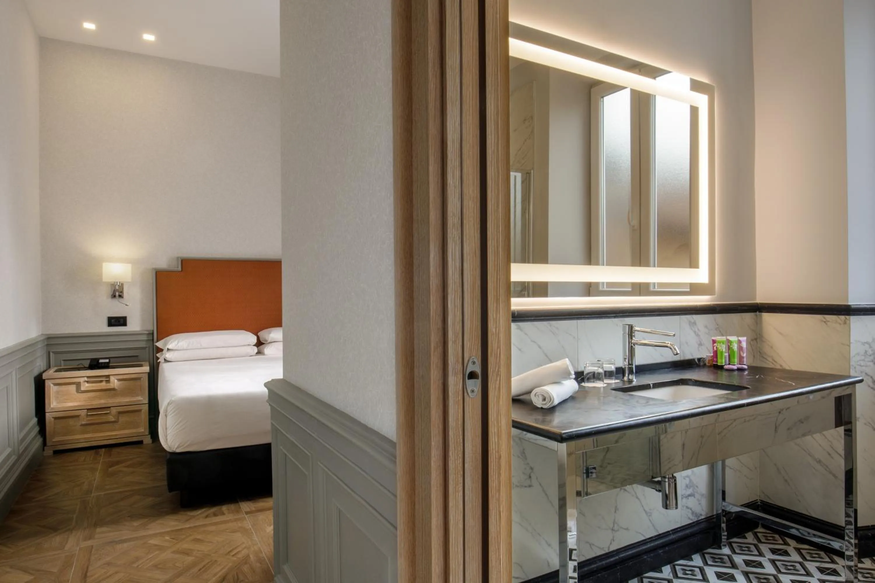 Bathroom, Bed in Hotel Morgana