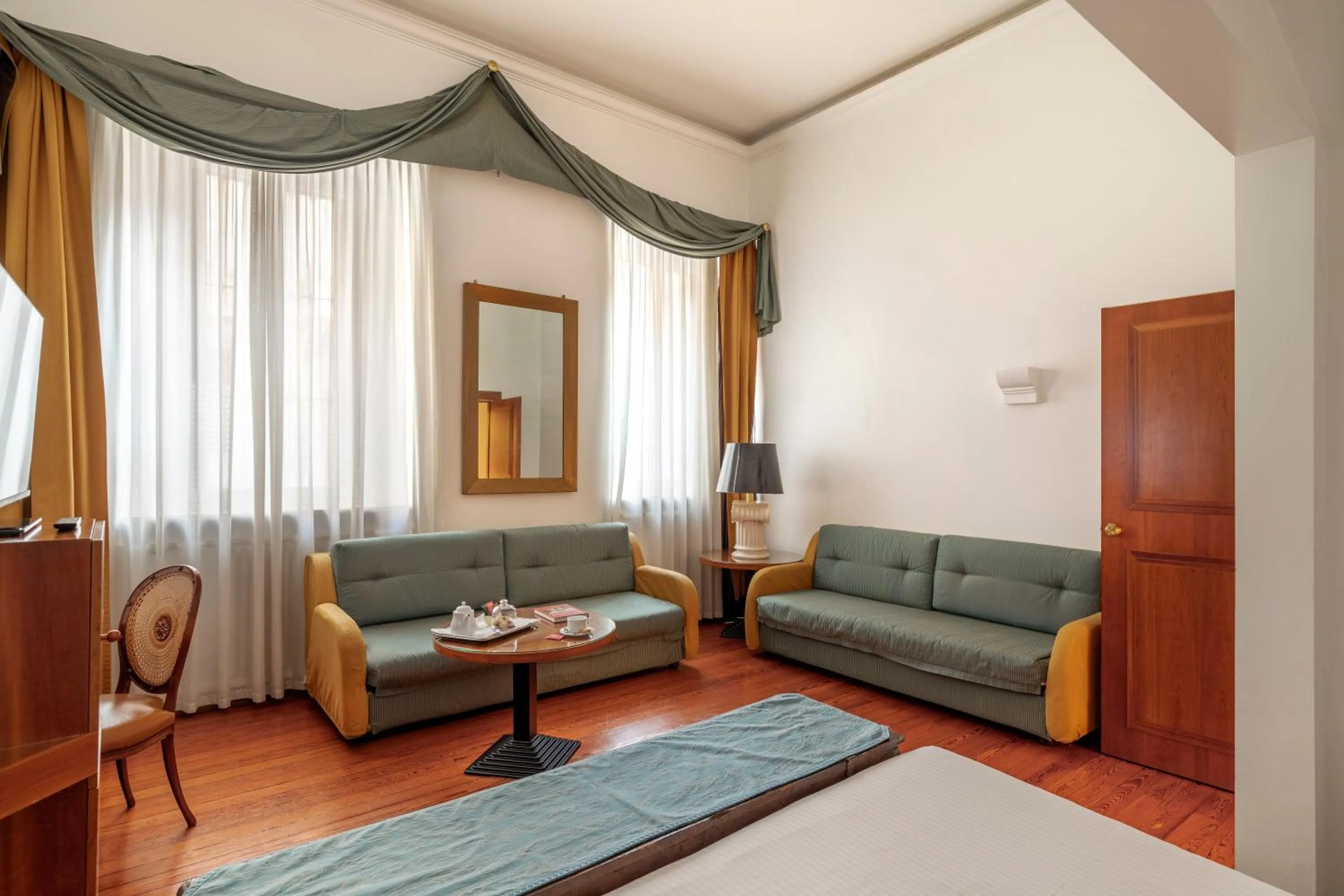 Living room, Bed in Hotel Sanpi Milano