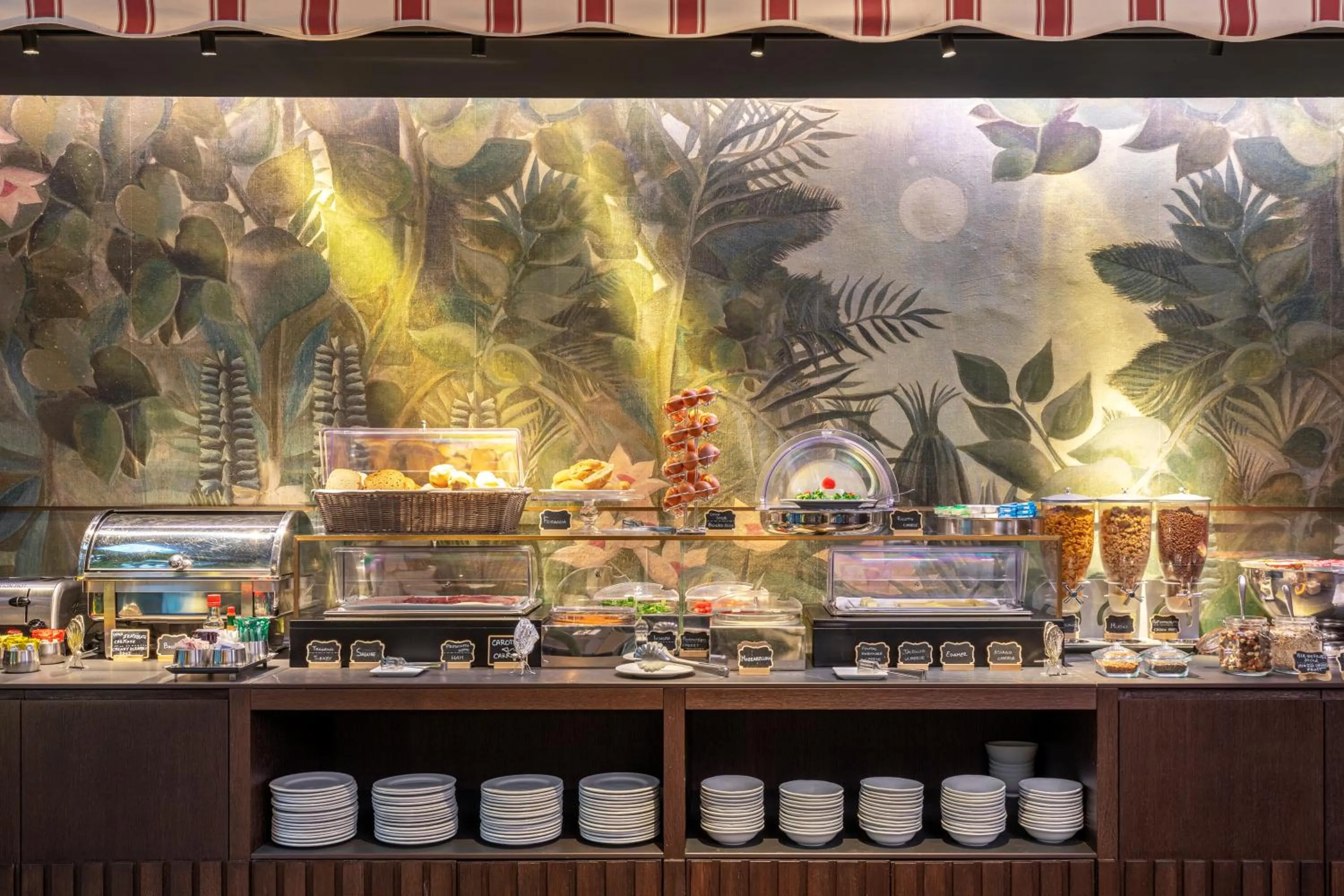 Buffet breakfast in Hotel Sanpi Milano