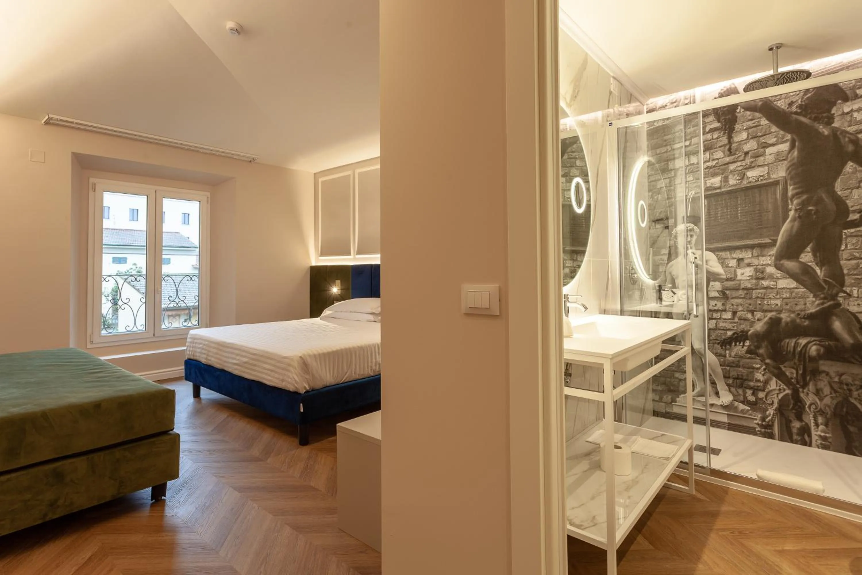 Bathroom, Bed in Hotel La Fortezza