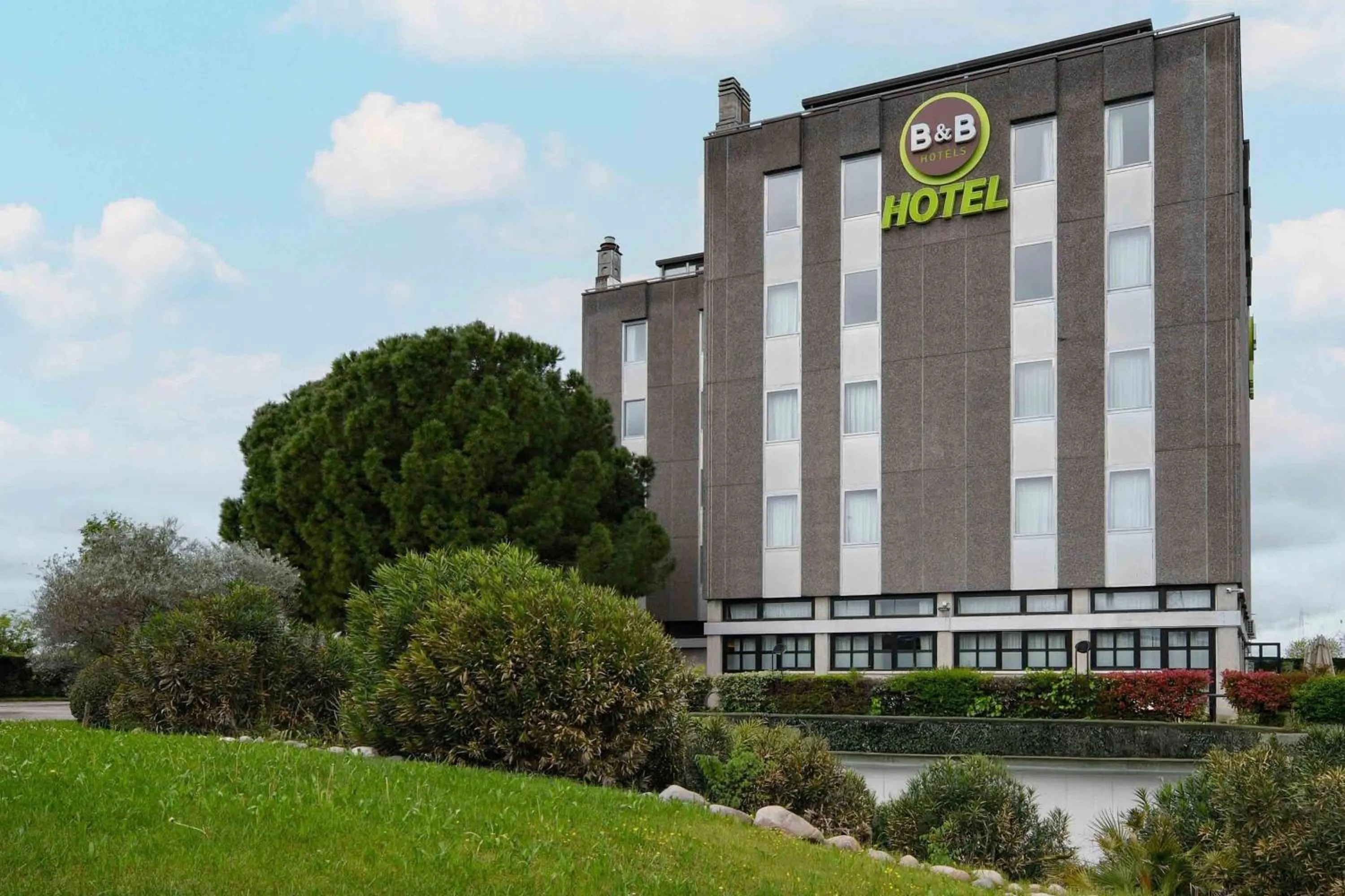 Property building in B&B Hotel Verona