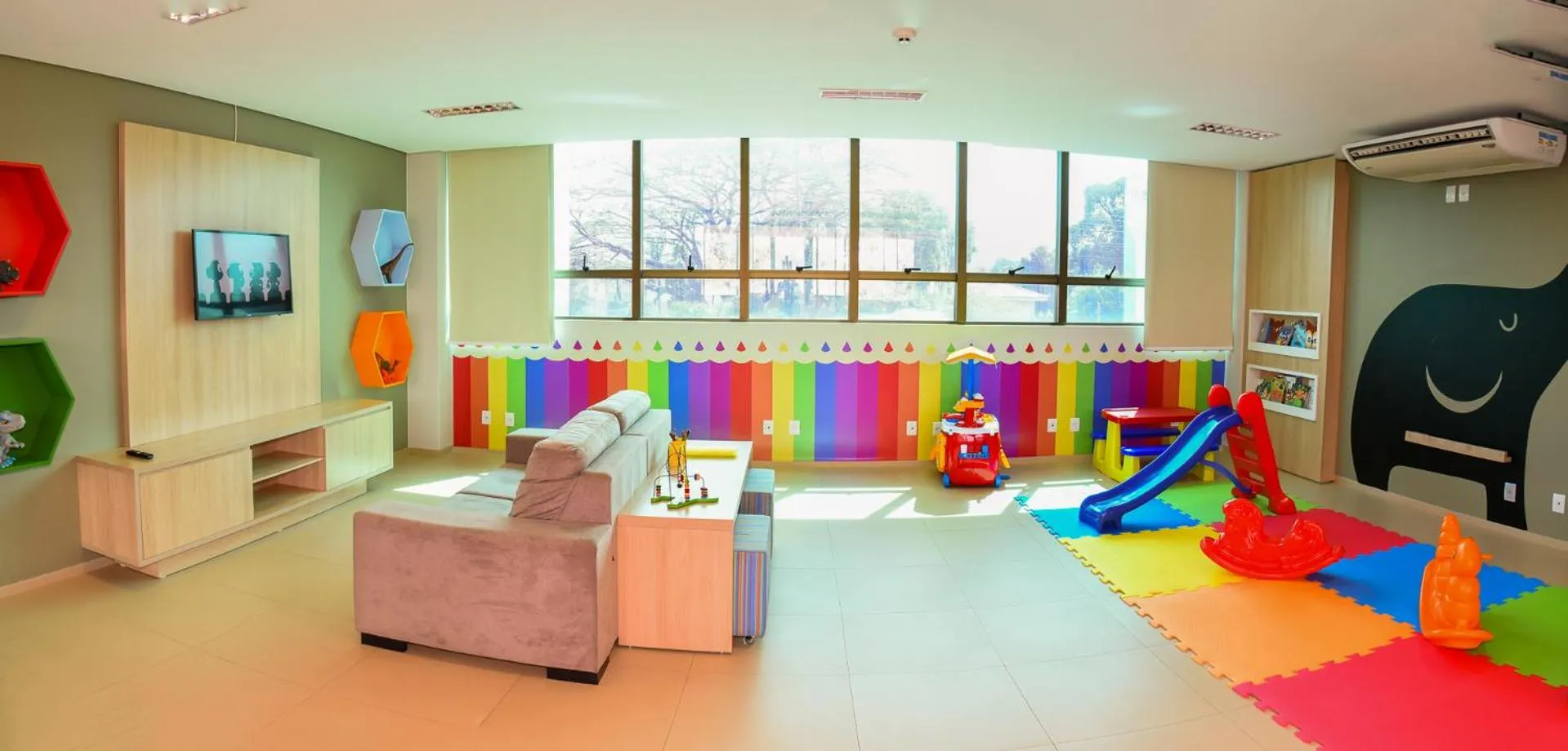 children in Hotel Plaza Garden