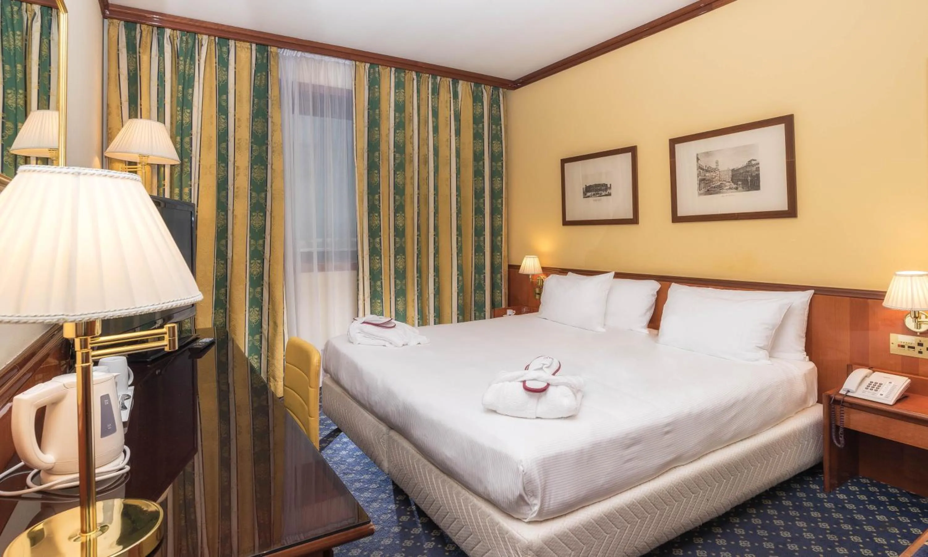 Bed in Hotel Catullo