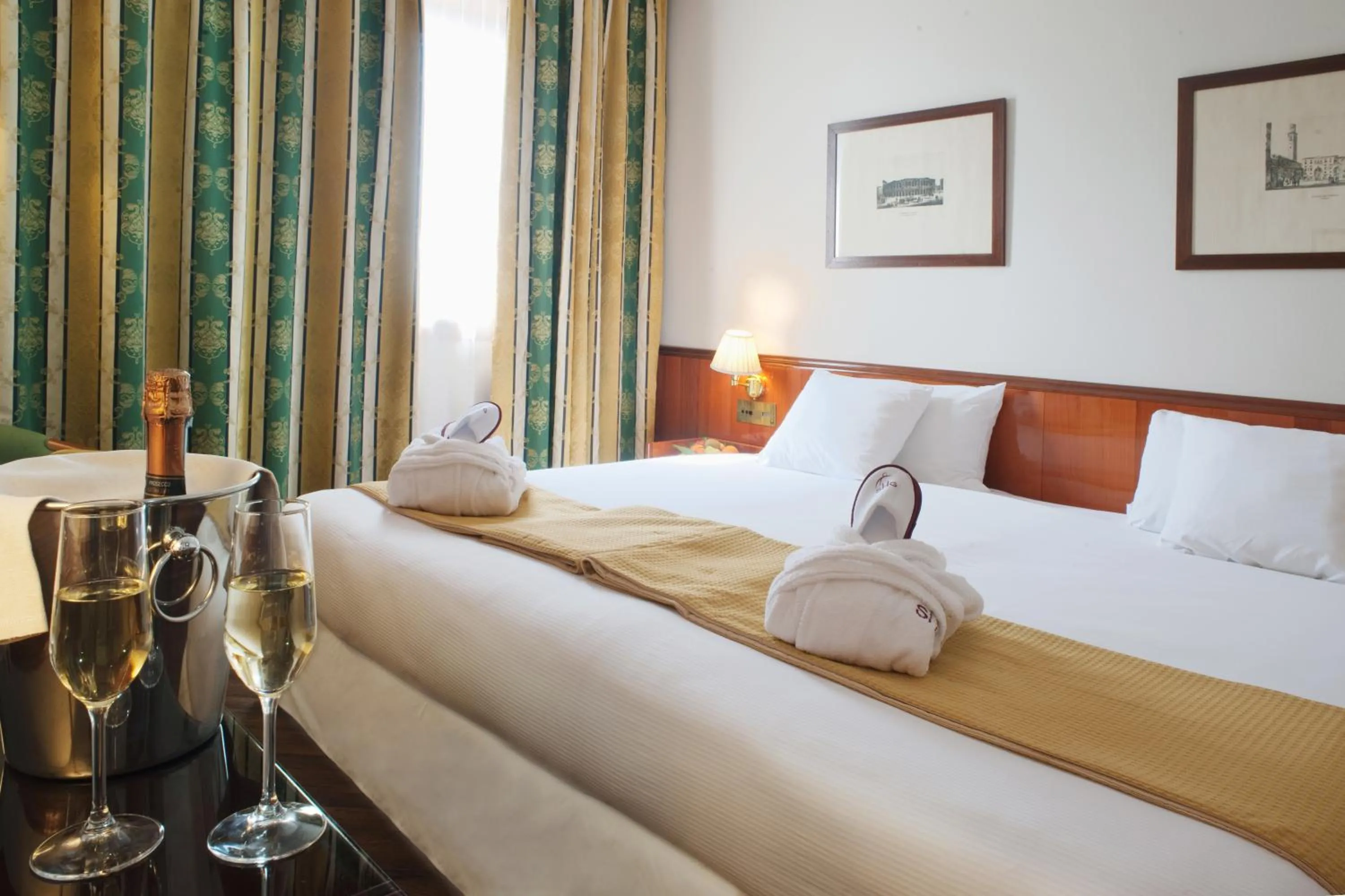 Photo of the whole room, Bed in Hotel Catullo