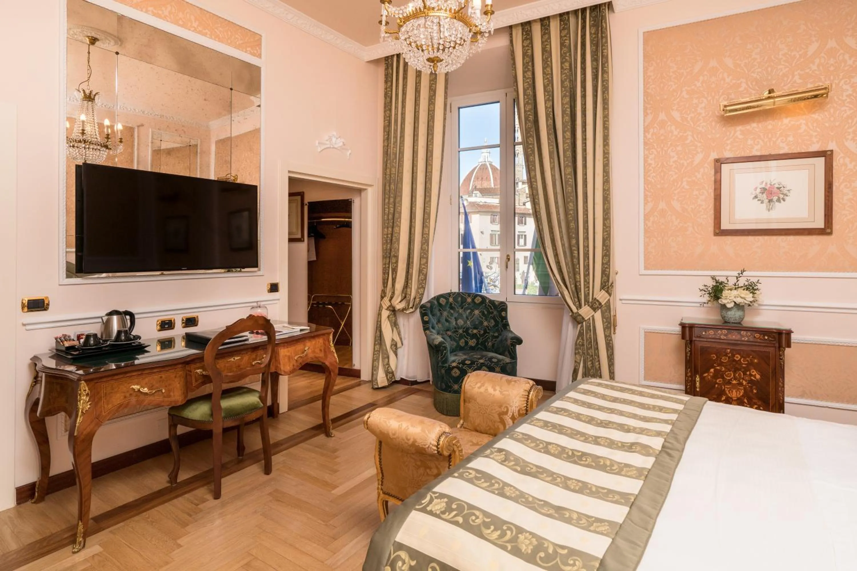 Photo of the whole room in Hotel Bernini Palace