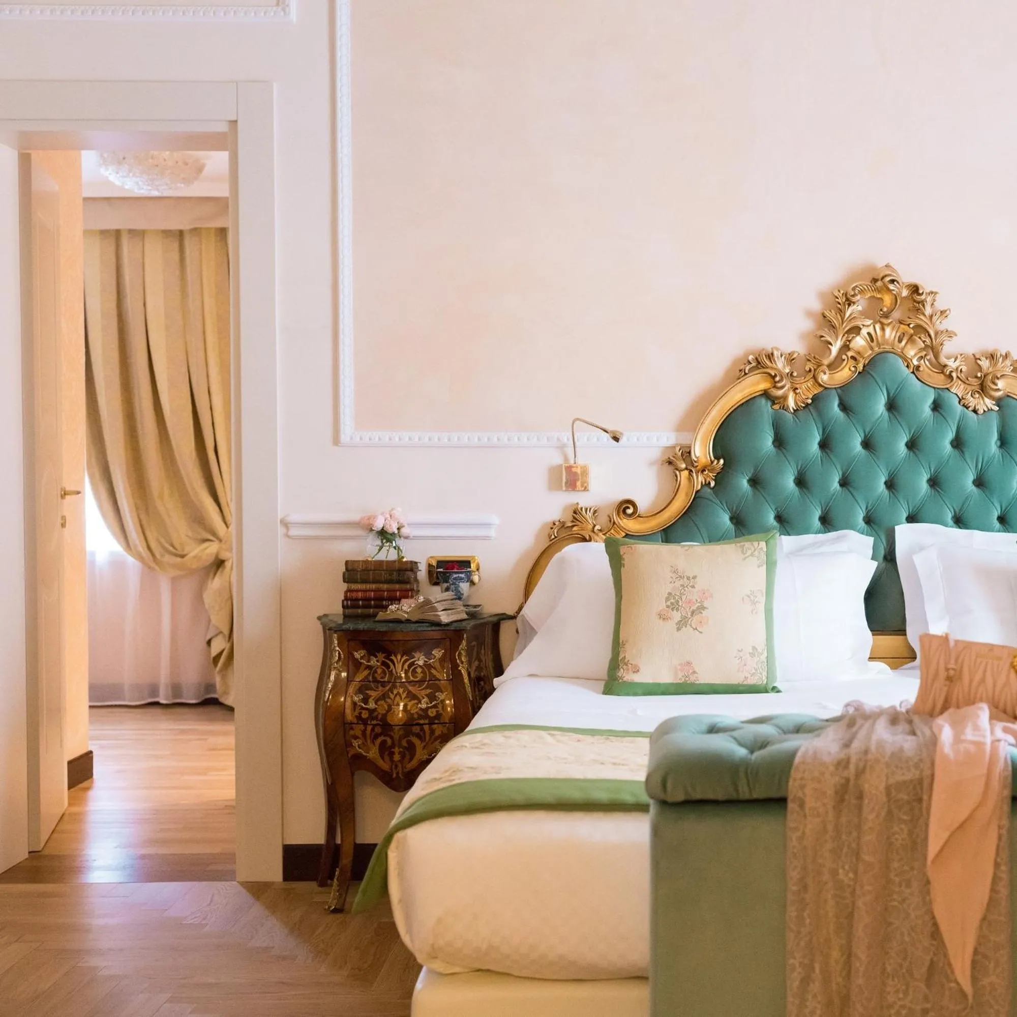 Photo of the whole room, Bed in Hotel Bernini Palace