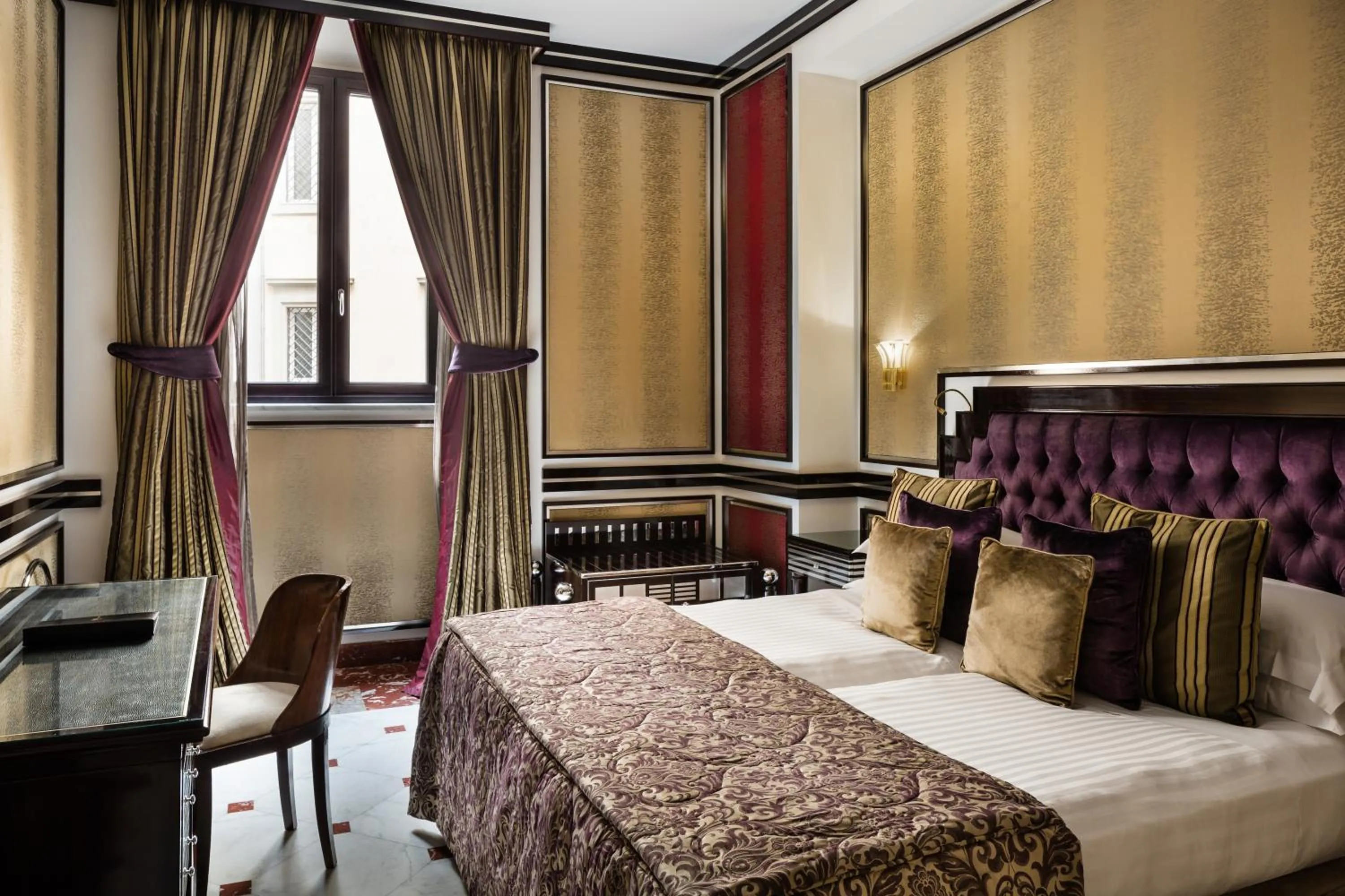 Photo of the whole room, Bed in Baglioni Hotel Regina - The Leading Hotels of the World