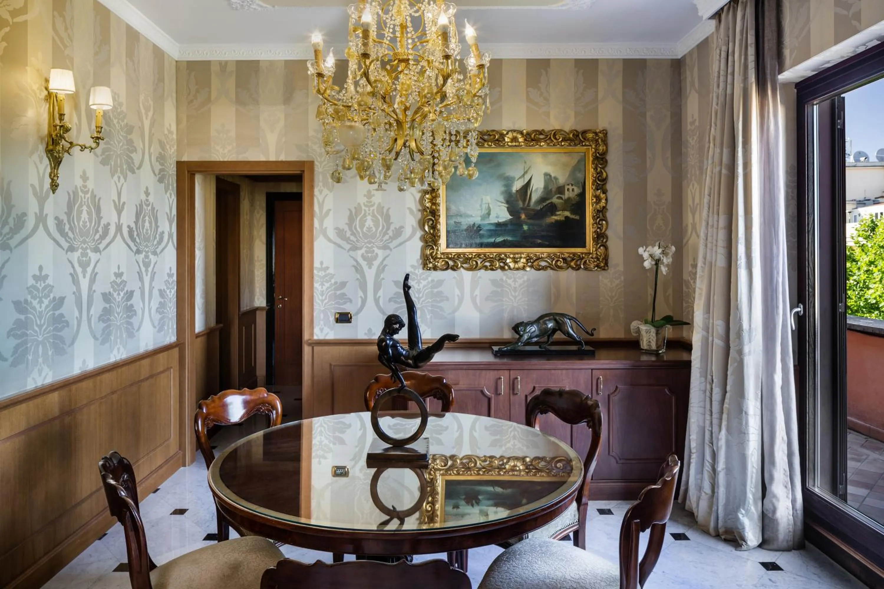 Living room in Baglioni Hotel Regina - The Leading Hotels of the World