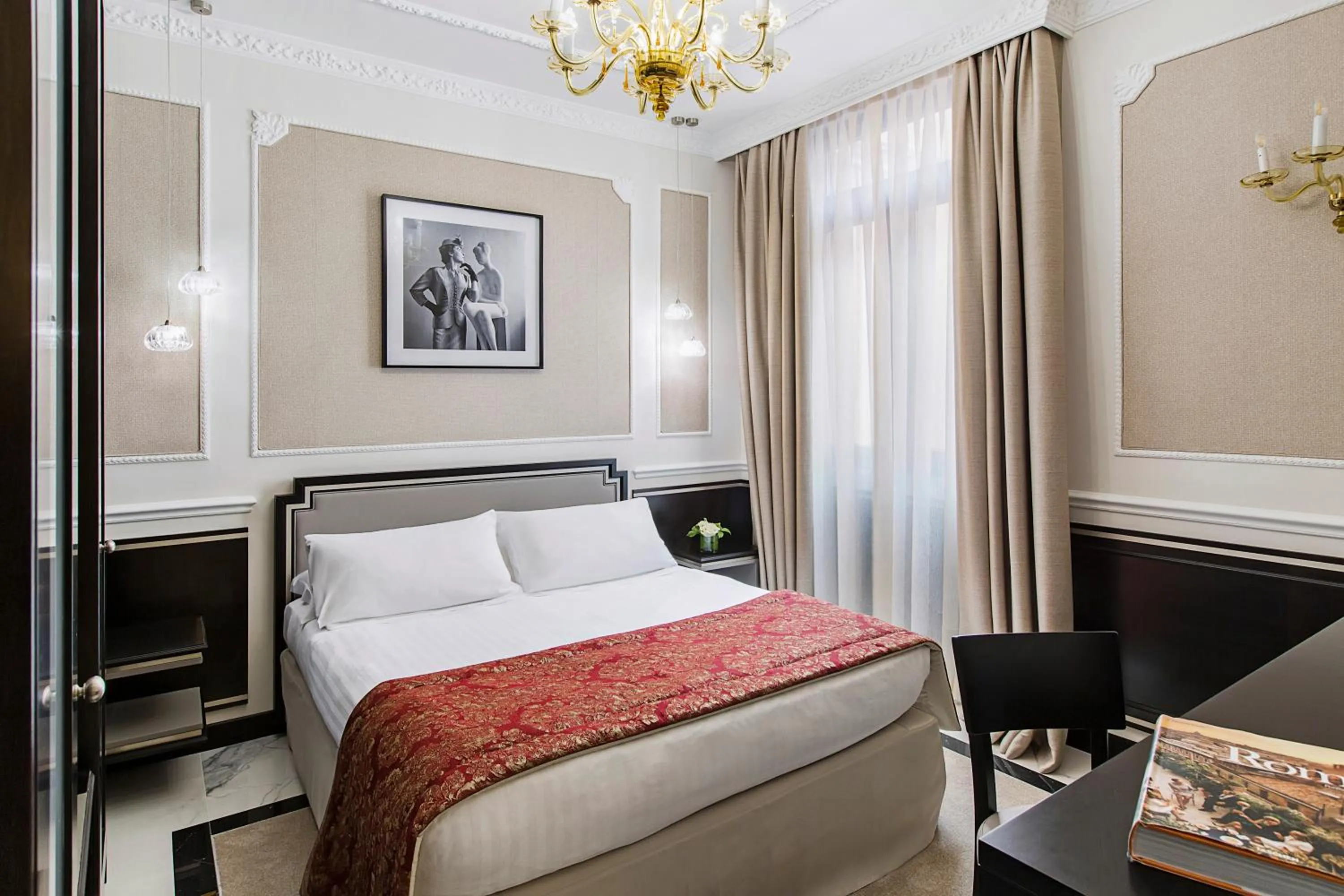 Bed in Baglioni Hotel Regina - The Leading Hotels of the World