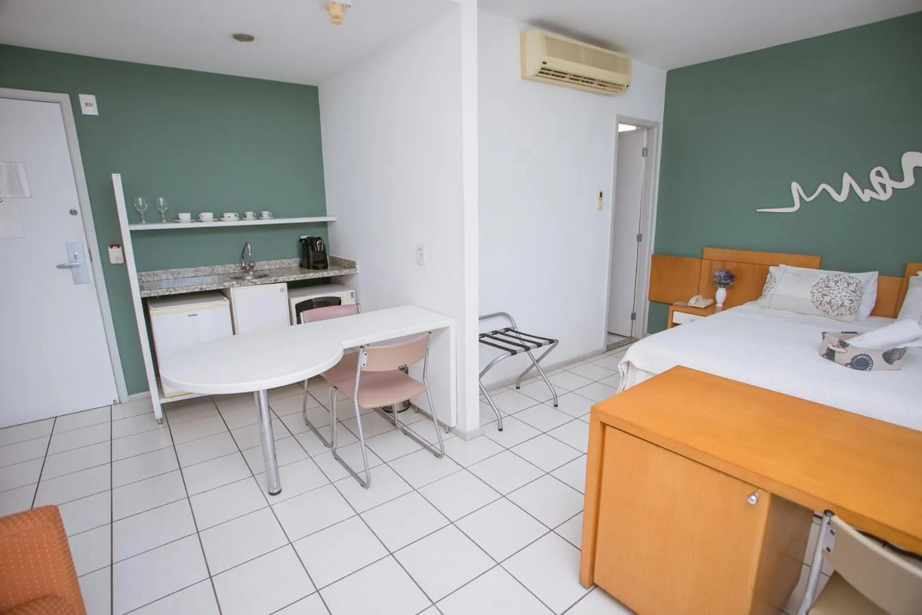 Bed in Praia do Canto Apart Hotel