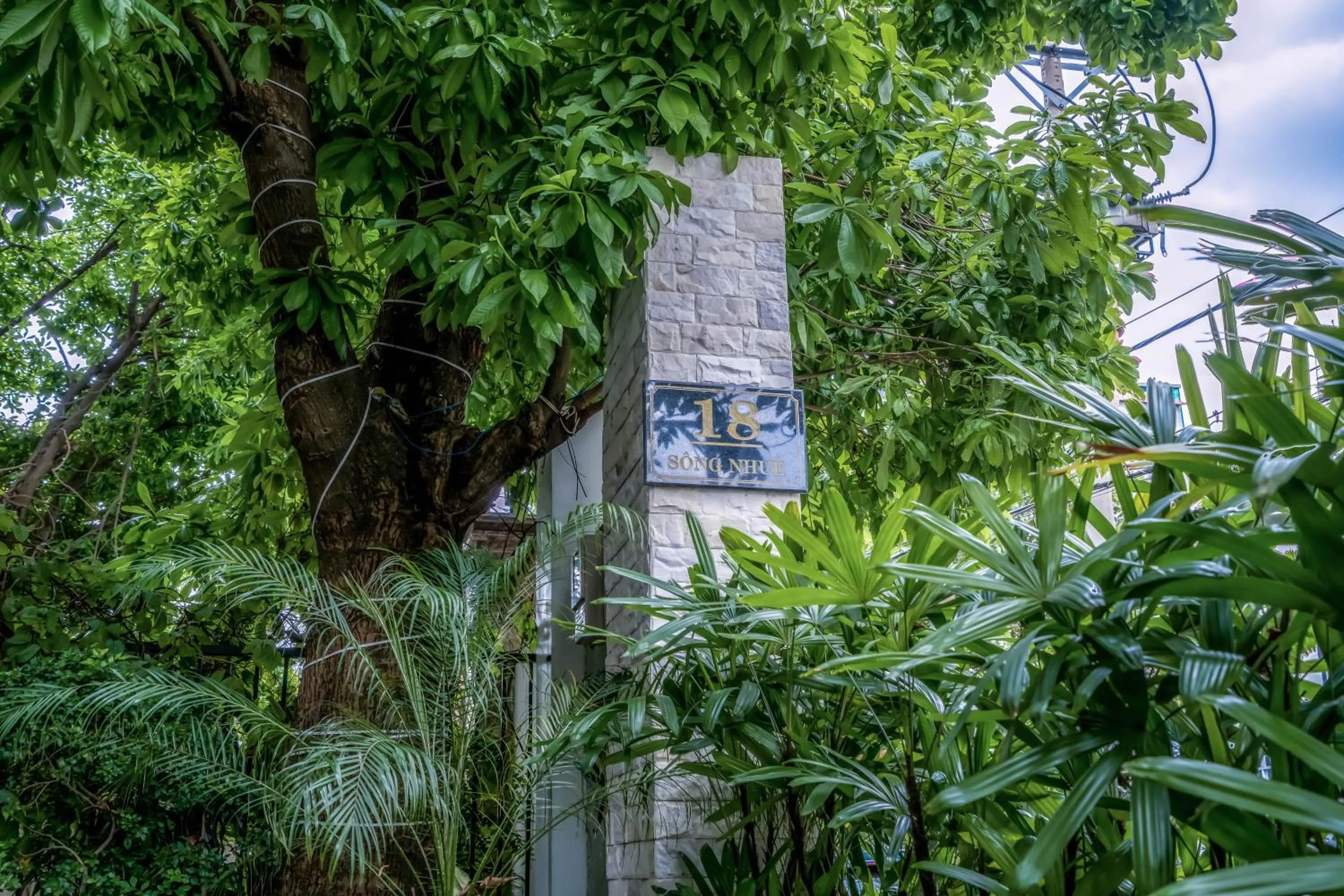 Facade/entrance in FREE AIRPORT - MISAKI Hotel by SAZI