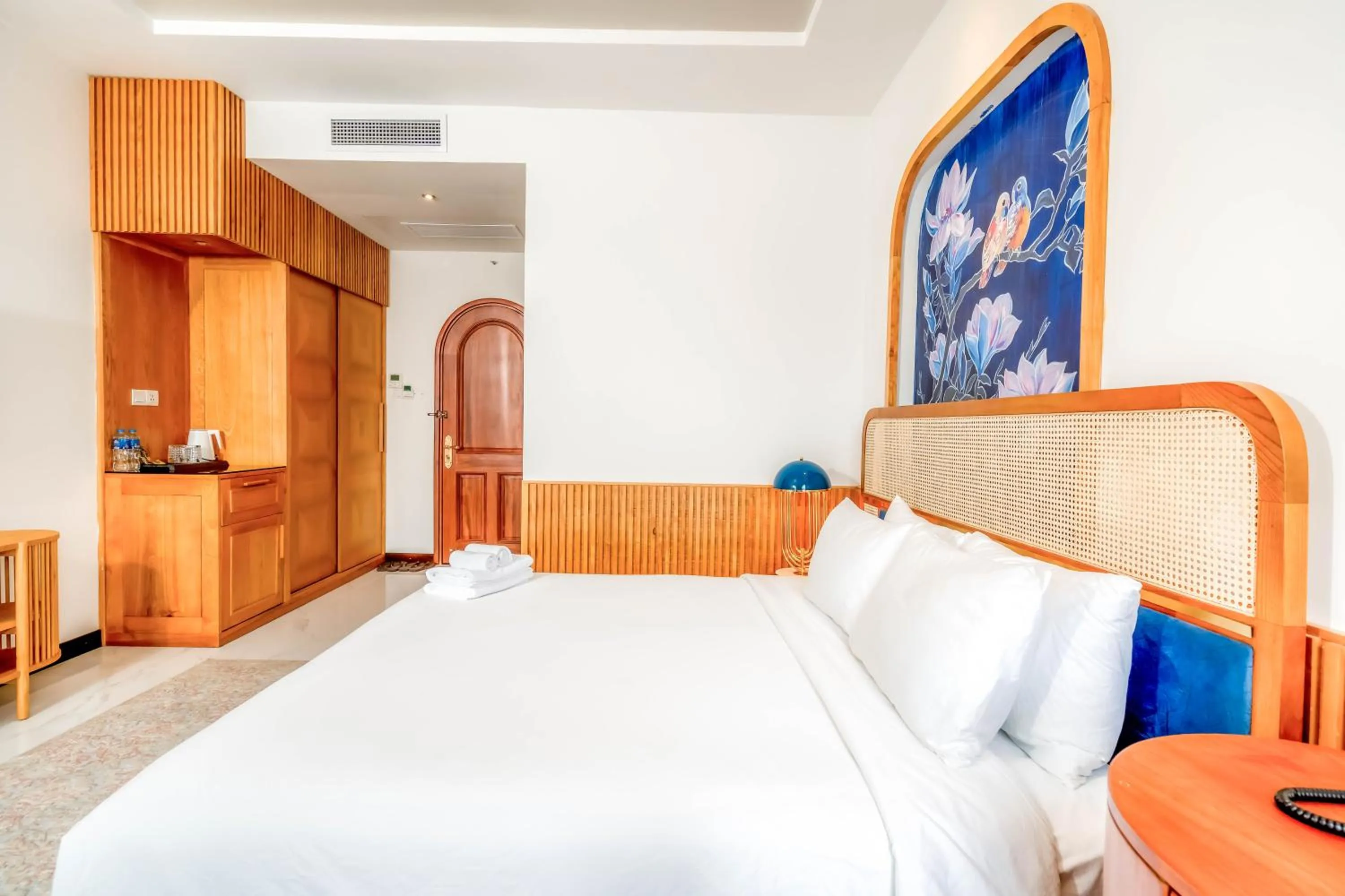 Photo of the whole room in FREE AIRPORT - MISAKI Hotel by SAZI