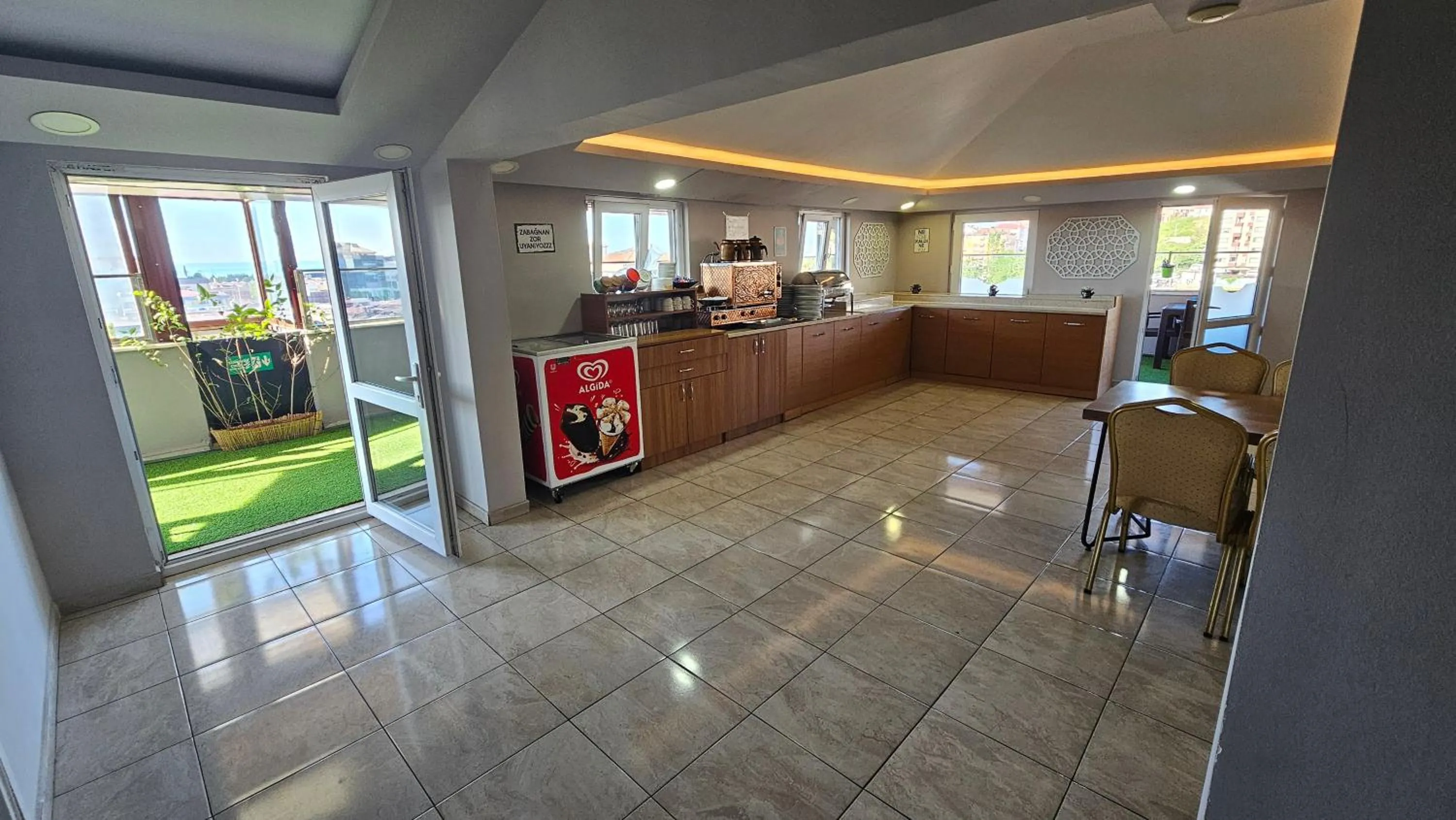 Restaurant/places to eat in POINTBREAK OTEL