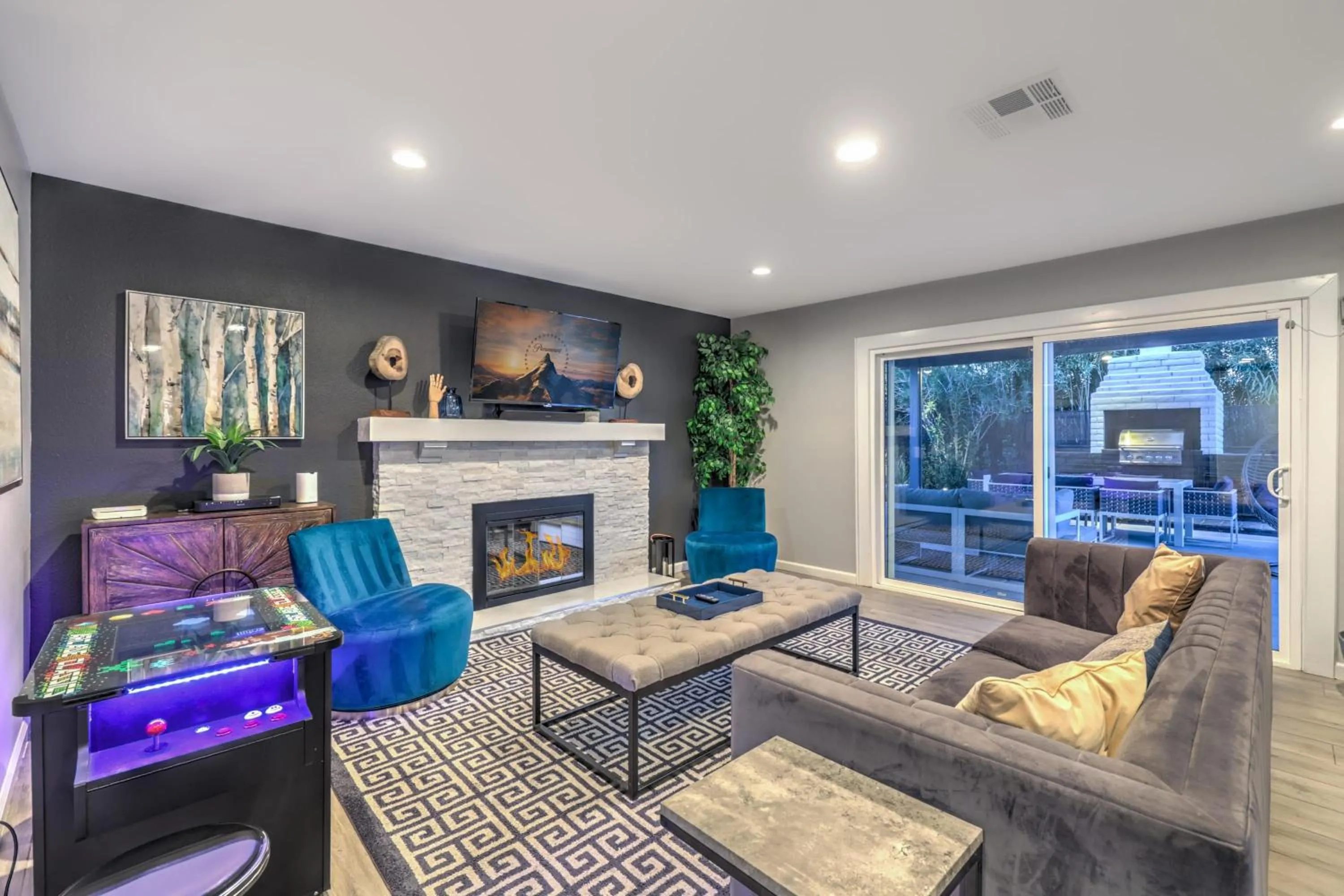 Sunset Swim, Luxury Vegas Villa with Pool, Hot Tub