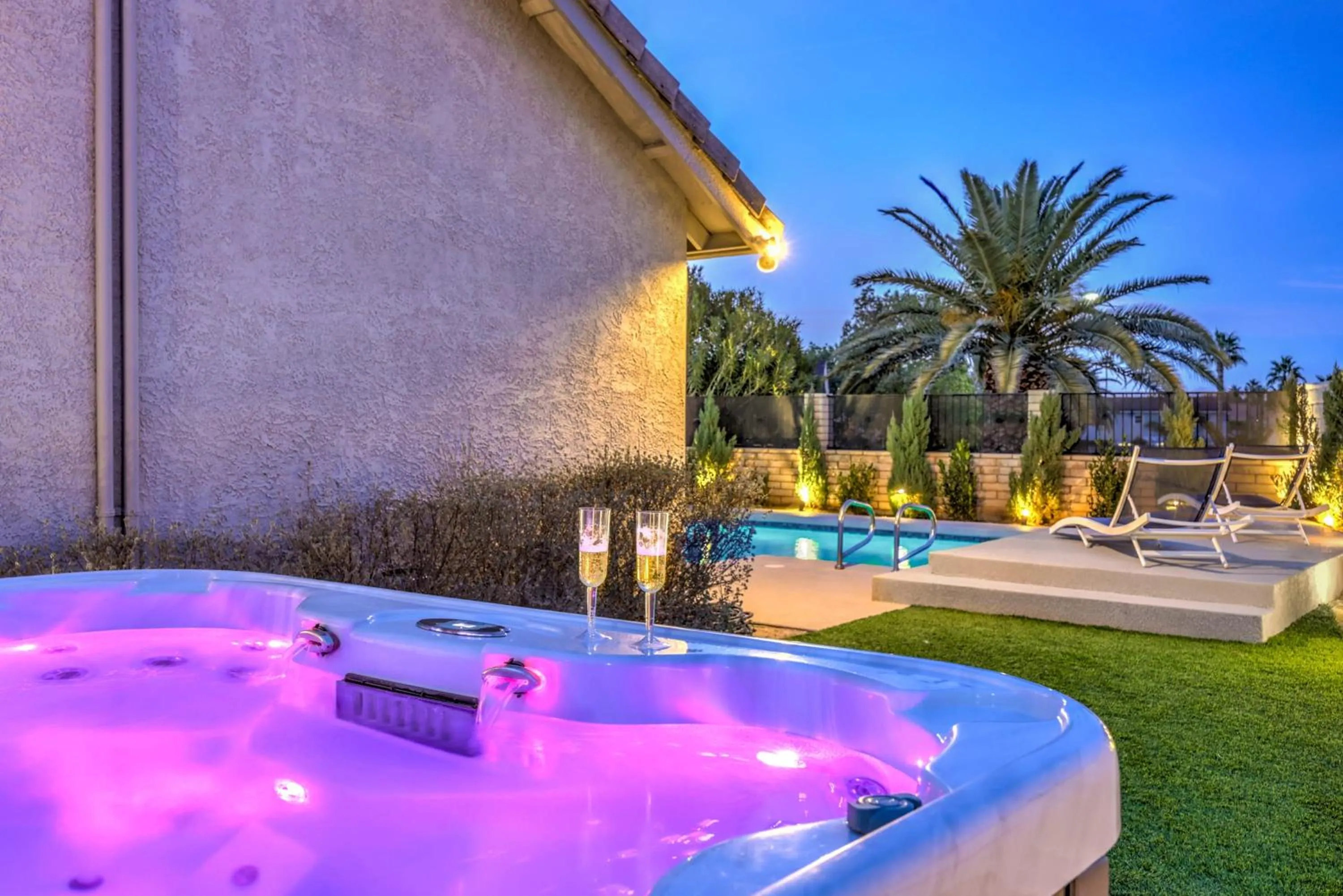 Sunset Swim, Luxury Vegas Villa with Pool, Hot Tub