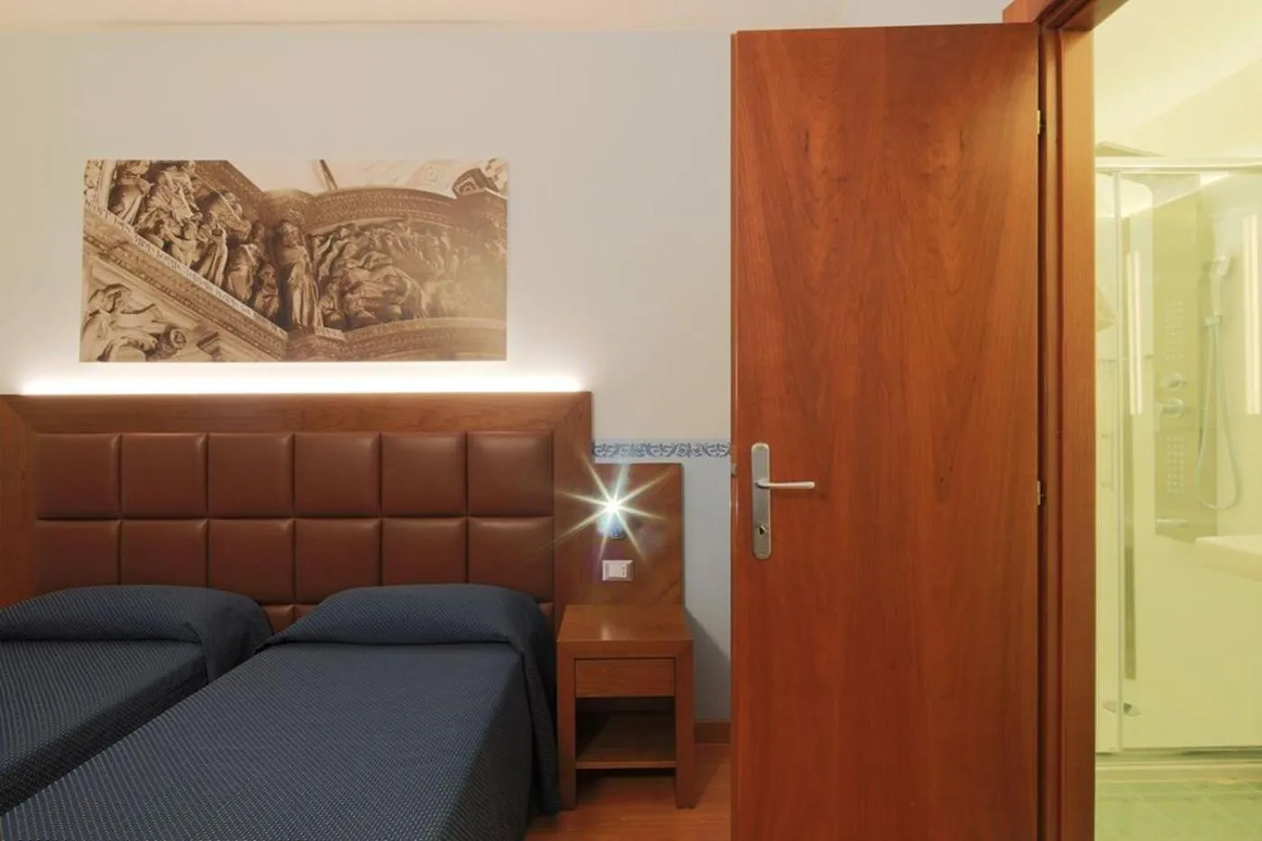 Photo of the whole room in Hotel Terminus & Plaza