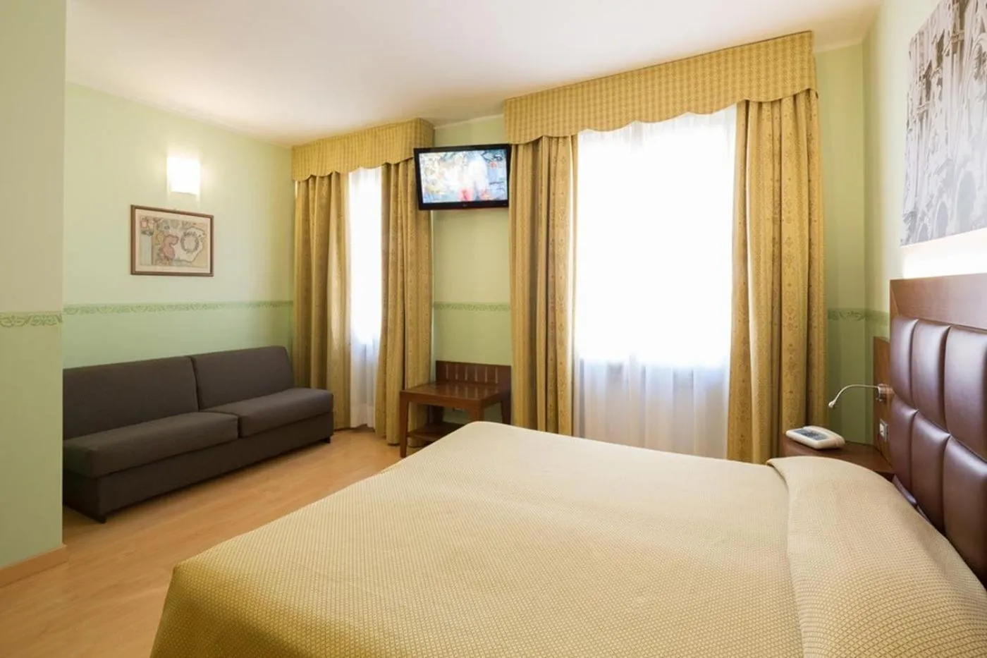 Photo of the whole room, Bed in Hotel Terminus & Plaza