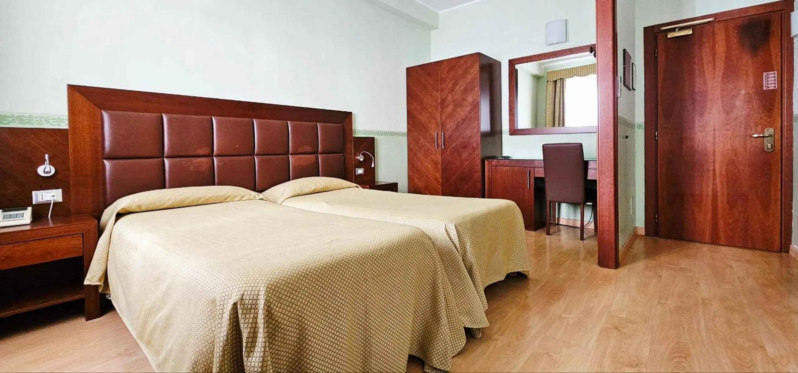 Photo of the whole room, Bed in Hotel Terminus & Plaza