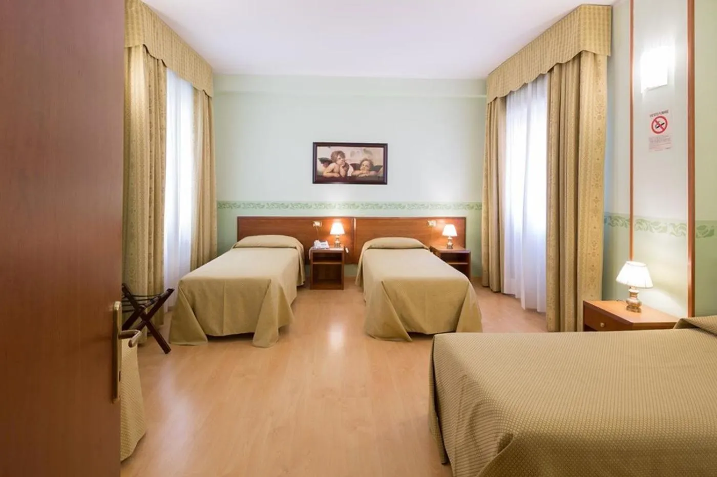 Photo of the whole room, Bed in Hotel Terminus & Plaza